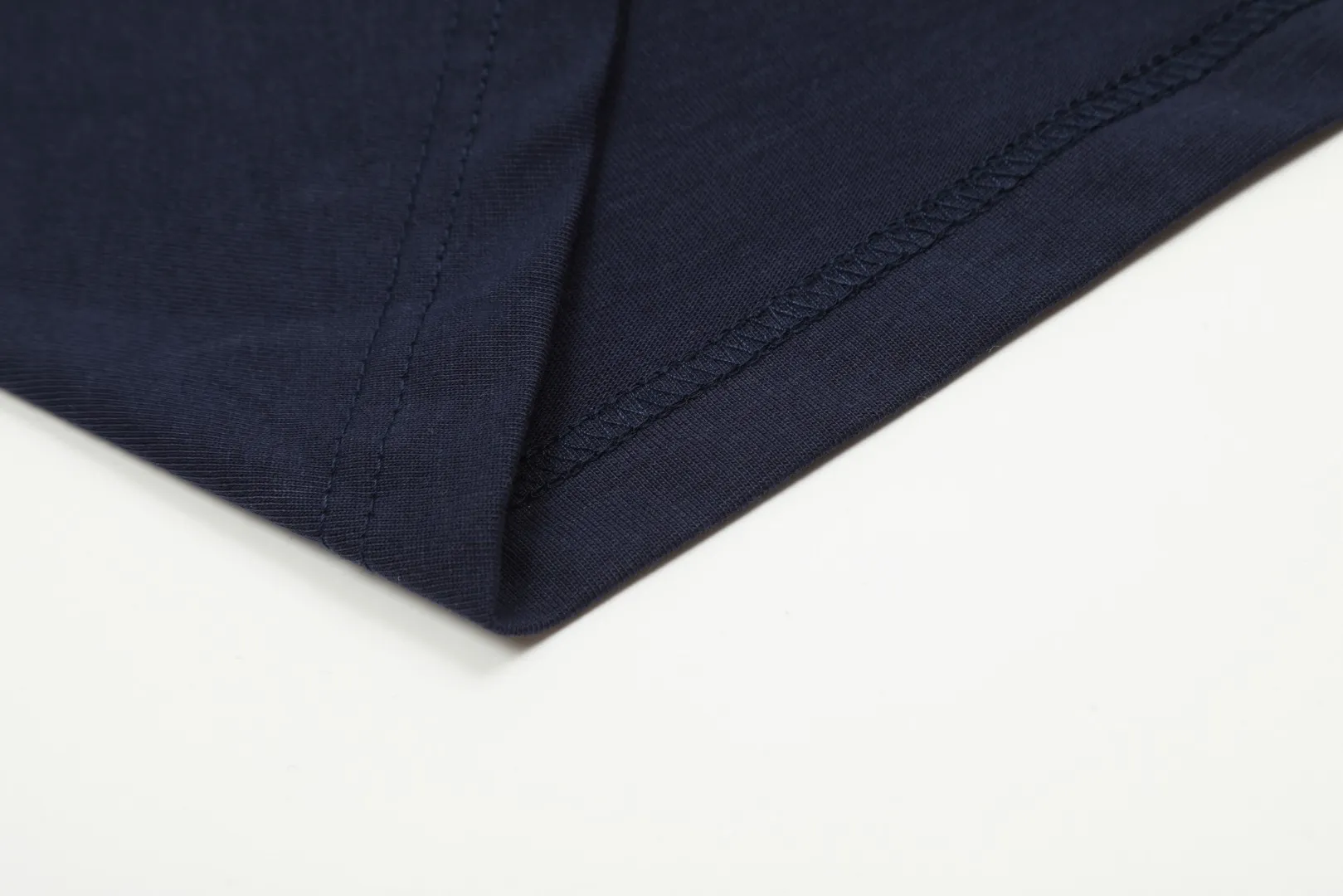 Ami Amy 2024ss Spring New Style Classic Metal Chapter Short Sleeves ✅The maximum size can be worn up to 230 pounds. No pressure to export to Europe and the United States. Sizes S-XL Color: Black, White, Apricot, Navy Blue, Burgundy, Pink, Sky Blue, Mint Green