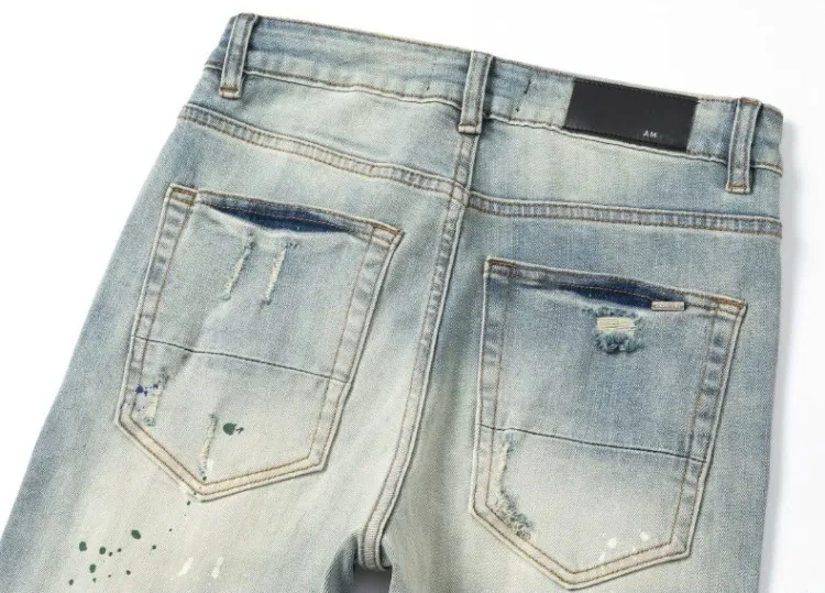#N25 P246💰 (Top version) AMIRI hot high street jeans slim fit stretch washed knife cut trousers for men AMIRI amiri is transliterated as Emil, which is the name of the founder. Mike Amiri, the founder of amiri, grew up in Los Angeles, USA. He was influenced by local street culture and Punk Rock since he was a child, so he founded the amiri brand named after himself. A variety of trendy clothing meets the needs of different trendy players. Amiri clothing has novel and unique styles and is a well-known street brand in the United States. The styles and styles of many clothes are loved by many street photographers. The various clothing styles meet the dressing needs of different people, show their unique temperament, and show the trend of dressing. amiri's jeans are relatively famous. Not only do they have many styles, but the quality of the jeans is also very good. Many celebrities have also worn amiri brand jeans. Color: Picture color Size: 28, 30, 32, 34, 36 28 30 32 34 36 Waist 71 76 81 86 91 Qianlang 26.5 27.5 28.5 29.5 30.5 Hou Lang 37 38 39 40 41 Foot 14 14.8 15.6 16.4 17.2 Foreign Minister 100 102 104 106 107