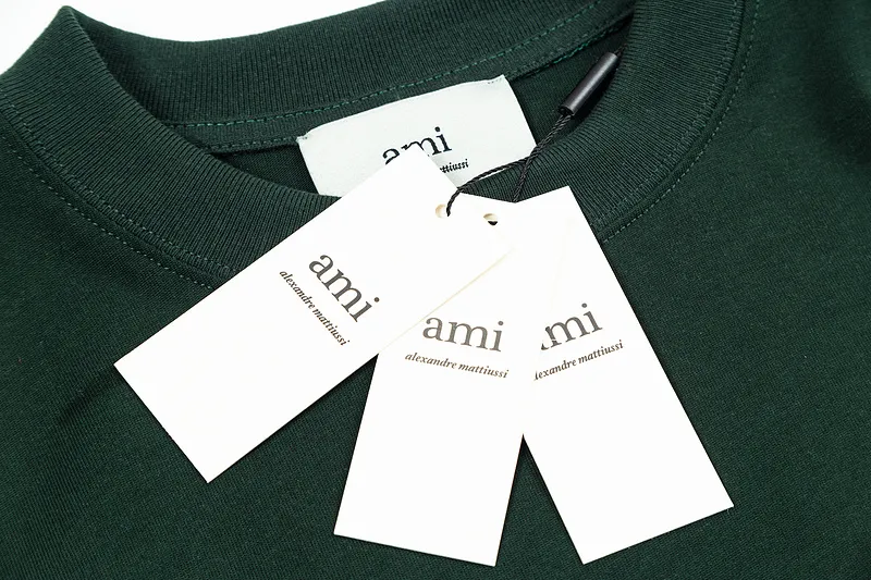 AMI PARIS 25SS new product [Co-branded by Choi Woo-sik] Co-branded logo WDC contrasting logo short-sleeved T-shirt. Customized 230g double yarn pure cotton fabric matching 280G rib YP replica. New main wheat. Washable wheat QR code can be scanned. Same style for men and women. Color: dark green, apricot. Size: S-XL