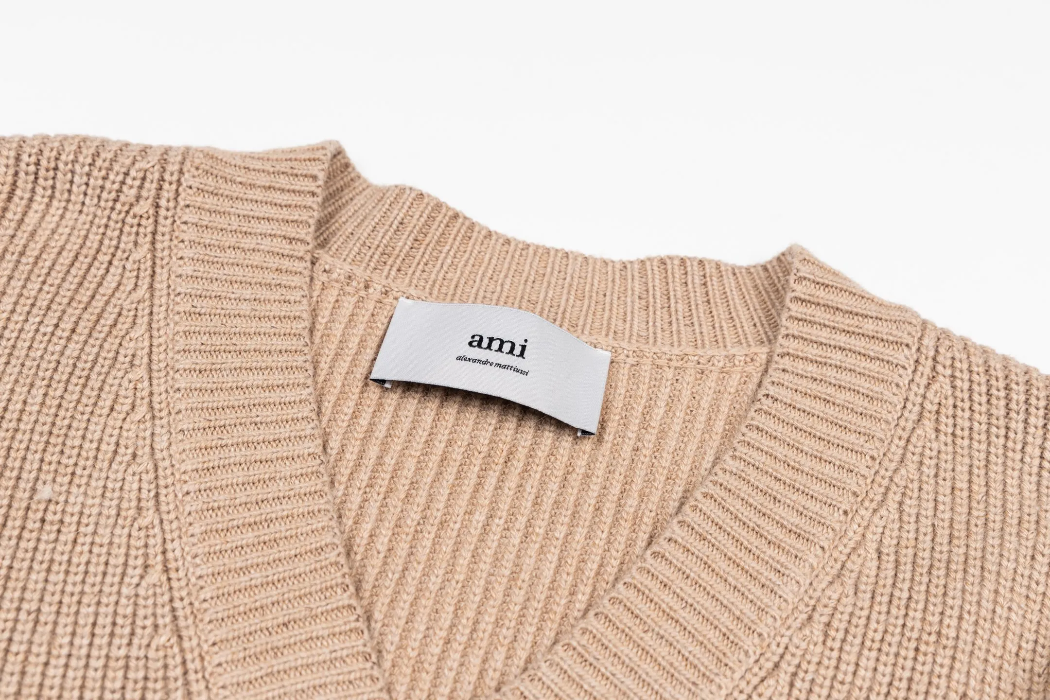 🅿️560 [Exclusive supply] Ami love towel embroidered contrasting color V-neck sweater (camel). The original version was purchased for 2,595 and developed. The fabric is made of alpaca wool to maintain a stable shape. The stitching is even and firm, and the details are meticulously handled, reflecting the brand's strict control over quality. The overall design is simple and elegant, suitable for various occasions. Whether it is business or leisure, it can show an elegant and decent style. The overall wiring is straight and delicate, the fabric is comfortable and soft, and the color is consistent without color difference. It can be matched with the same style to create a fashionable look, and can be used in various occasions. Customized accessories, complete with three standards, the same style for men and women. Size:S-M-L-XL