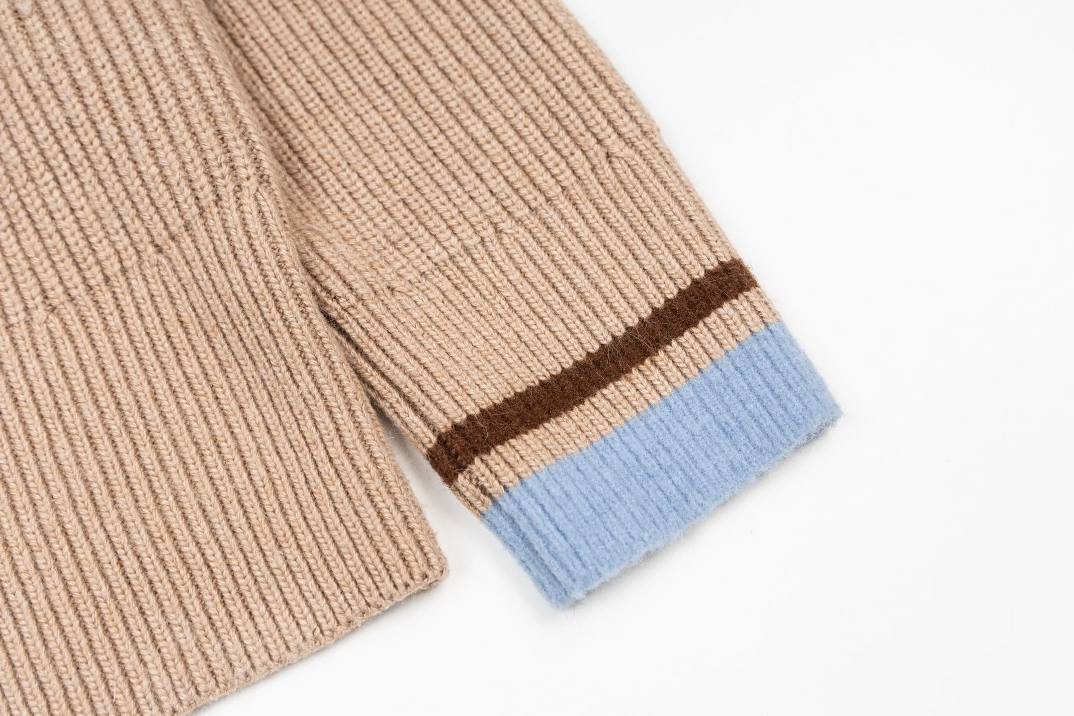 🅿️560 [Exclusive supply] Ami love towel embroidered contrasting color V-neck sweater (camel). The original version was purchased for 2,595 and developed. The fabric is made of alpaca wool to maintain a stable shape. The stitching is even and firm, and the details are meticulously handled, reflecting the brand's strict control over quality. The overall design is simple and elegant, suitable for various occasions. Whether it is business or leisure, it can show an elegant and decent style. The overall wiring is straight and delicate, the fabric is comfortable and soft, and the color is consistent without color difference. It can be matched with the same style to create a fashionable look, and can be used in various occasions. Customized accessories, complete with three standards, the same style for men and women. Size:S-M-L-XL