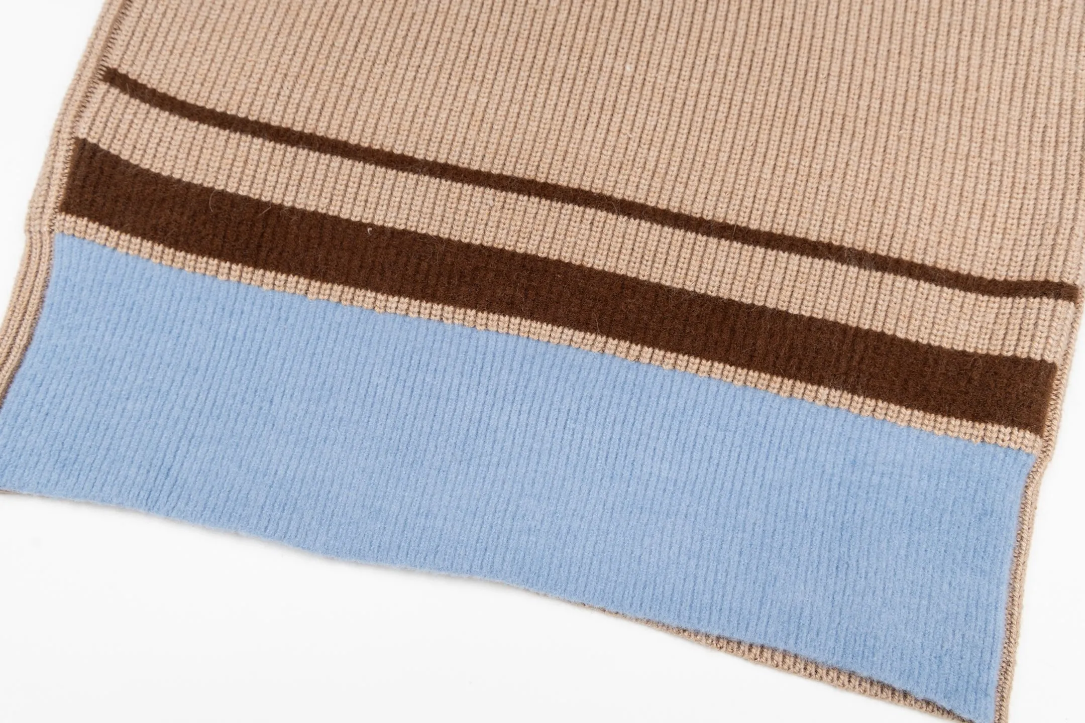 🅿️560 [Exclusive supply] Ami love towel embroidered contrasting color V-neck sweater (camel). The original version was purchased for 2,595 and developed. The fabric is made of alpaca wool to maintain a stable shape. The stitching is even and firm, and the details are meticulously handled, reflecting the brand's strict control over quality. The overall design is simple and elegant, suitable for various occasions. Whether it is business or leisure, it can show an elegant and decent style. The overall wiring is straight and delicate, the fabric is comfortable and soft, and the color is consistent without color difference. It can be matched with the same style to create a fashionable look, and can be used in various occasions. Customized accessories, complete with three standards, the same style for men and women. Size:S-M-L-XL