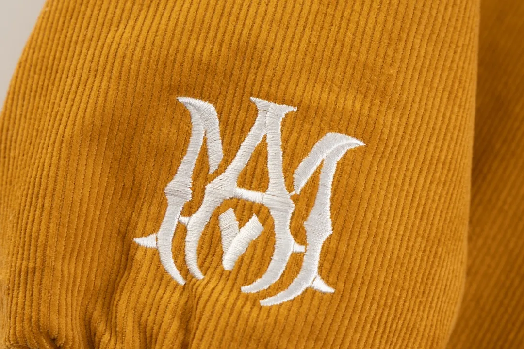 P390 Amiri 24 autumn and winter first model. It is made of cotton corduroy fabric. The natural color of corduroy is soft and delicate, simple and rich in texture. The contrasting color design has a retro atmosphere. It uses thousands of needle embroidery heavy craftsmanship and complete hardware accessories. M L XL XXL