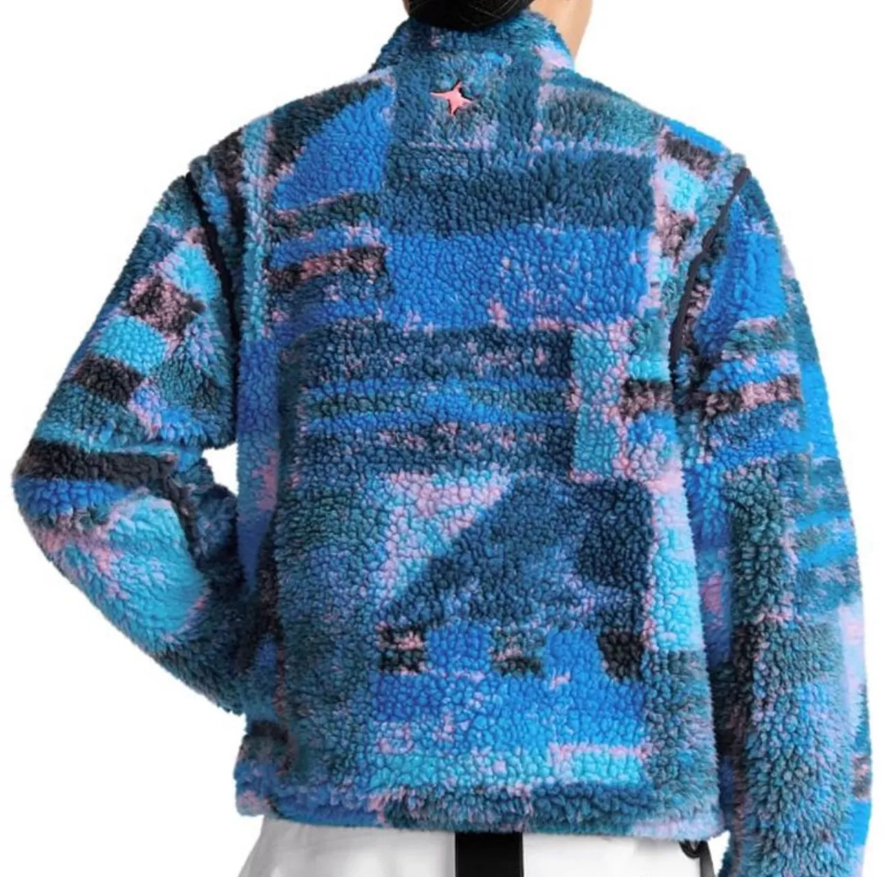 Official website size chart DIOR 24ss new zipper jacket comes from the DIOR AND LEWIS HAMILTON limited series. Crafted from blue technical fleece, it features DIOR AND LEWIS HAMILTON embroidery on the chest and back, a graphic nod to the Dior name. Wear it with jeans for a fresh, colorful look. Size: S.M.L.XL.