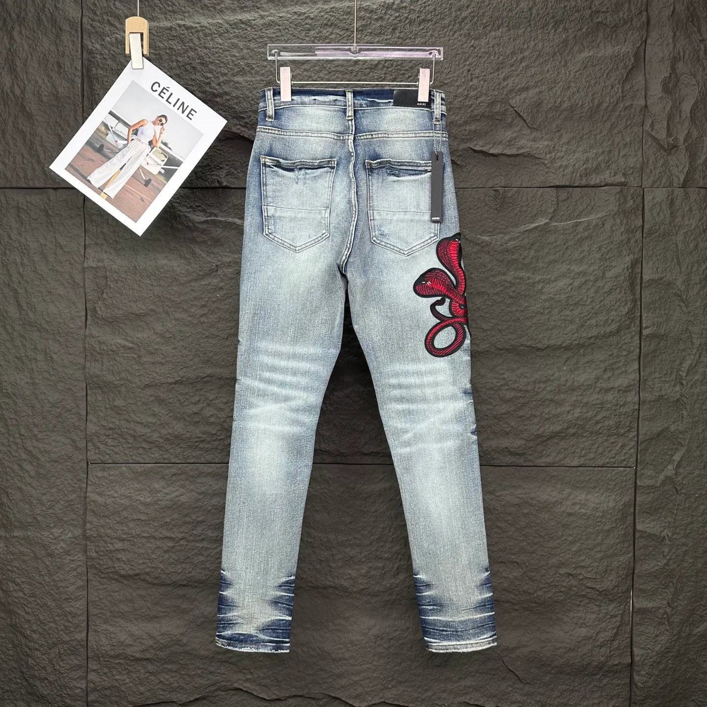 P250 AMIRI 2025 new limited edition embroidered cobra 🐍 Couple style washed stretch jeans 🔥High version 🔥High version 🔥 Top ceiling quality Styles with different washed textures are very friendly to people with thin legs and thick legs. The straight and slim version is very flattering to the leg shape. Moderate length that never goes out of style, easy and casual to match, basic styling for various styles, a must-have in the wardrobe! There are multiple embroidered badges on the trouser legs, making them look more workmanlike and eye-catching! The fabric is stiff but also makes the upper body soft without losing texture. The washing process is even more perfect. It is a must-have item for everyone! ! ! Washed wheat, hang tag, pants label, complete with three labels Color: blue embroidery, red embroidery Size: 28, 30, 32, 34, 36 (five sizes)
