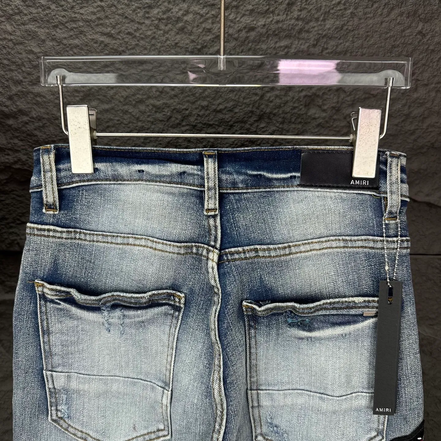 P250 AMIRI 2025 new limited edition embroidered cobra 🐍 Couple style washed stretch jeans 🔥High version 🔥High version 🔥 Top ceiling quality Styles with different washed textures are very friendly to people with thin legs and thick legs. The straight and slim version is very flattering to the leg shape. Moderate length that never goes out of style, easy and casual to match, basic styling for various styles, a must-have in the wardrobe! There are multiple embroidered badges on the trouser legs, making them look more workmanlike and eye-catching! The fabric is stiff but also makes the upper body soft without losing texture. The washing process is even more perfect. It is a must-have item for everyone! ! ! Washed wheat, hang tag, pants label, complete with three labels Color: blue embroidery, red embroidery Size: 28, 30, 32, 34, 36 (five sizes)