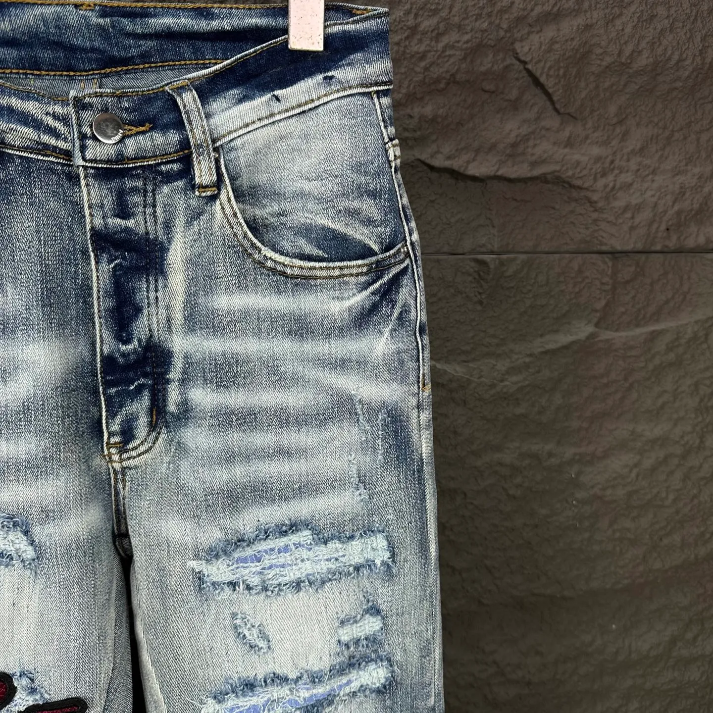 P250 AMIRI 2025 new limited edition embroidered cobra 🐍 Couple style washed stretch jeans 🔥High version 🔥High version 🔥 Top ceiling quality Styles with different washed textures are very friendly to people with thin legs and thick legs. The straight and slim version is very flattering to the leg shape. Moderate length that never goes out of style, easy and casual to match, basic styling for various styles, a must-have in the wardrobe! There are multiple embroidered badges on the trouser legs, making them look more workmanlike and eye-catching! The fabric is stiff but also makes the upper body soft without losing texture. The washing process is even more perfect. It is a must-have item for everyone! ! ! Washed wheat, hang tag, pants label, complete with three labels Color: blue embroidery, red embroidery Size: 28, 30, 32, 34, 36 (five sizes)