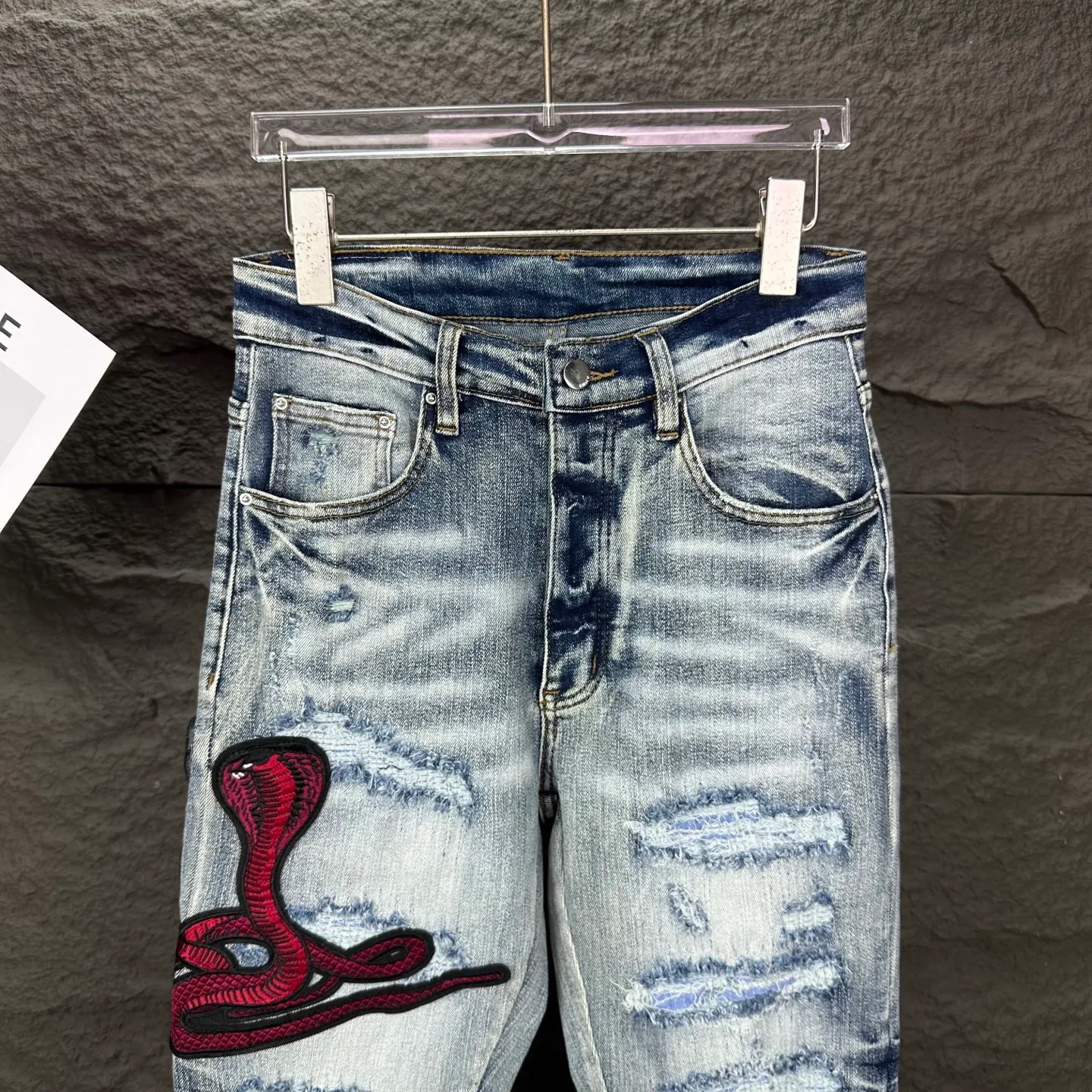 P250 AMIRI 2025 new limited edition embroidered cobra 🐍 Couple style washed stretch jeans 🔥High version 🔥High version 🔥 Top ceiling quality Styles with different washed textures are very friendly to people with thin legs and thick legs. The straight and slim version is very flattering to the leg shape. Moderate length that never goes out of style, easy and casual to match, basic styling for various styles, a must-have in the wardrobe! There are multiple embroidered badges on the trouser legs, making them look more workmanlike and eye-catching! The fabric is stiff but also makes the upper body soft without losing texture. The washing process is even more perfect. It is a must-have item for everyone! ! ! Washed wheat, hang tag, pants label, complete with three labels Color: blue embroidery, red embroidery Size: 28, 30, 32, 34, 36 (five sizes)