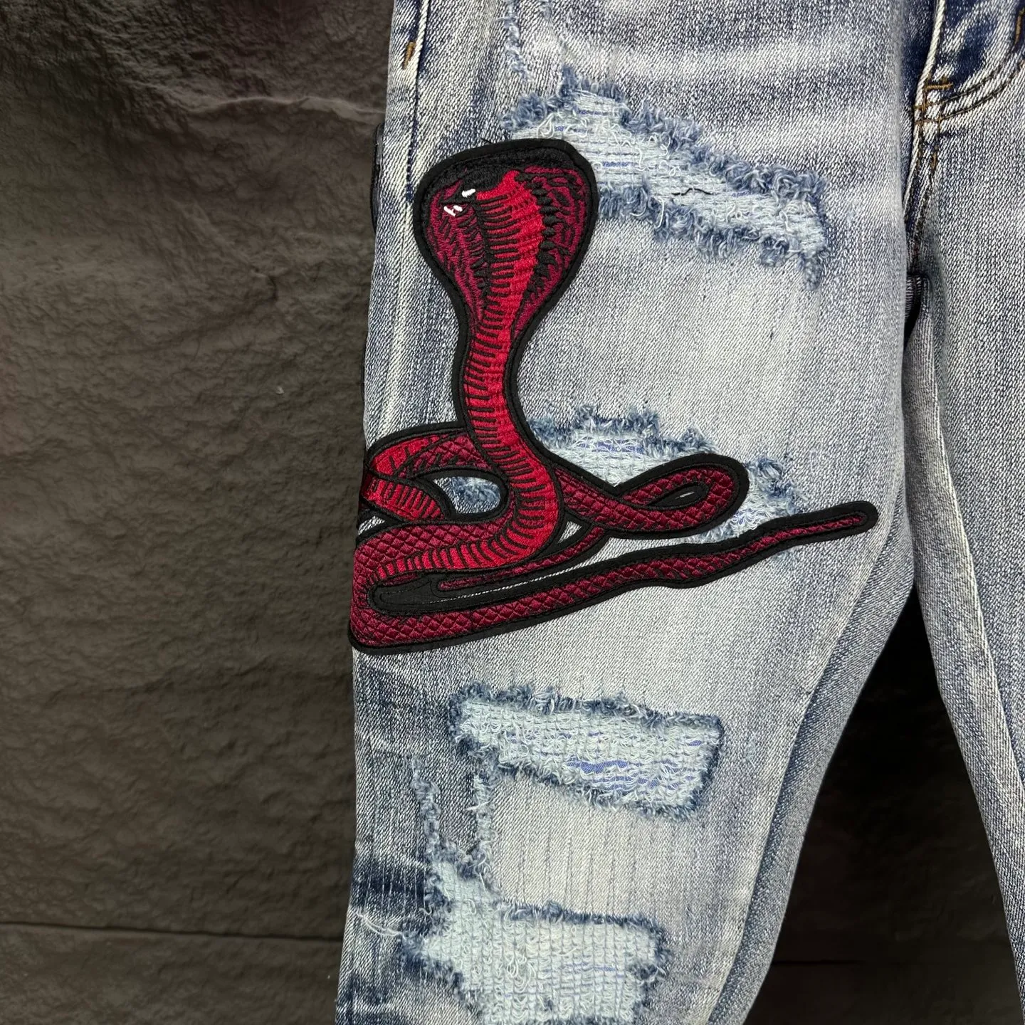 P250 AMIRI 2025 new limited edition embroidered cobra 🐍 Couple style washed stretch jeans 🔥High version 🔥High version 🔥 Top ceiling quality Styles with different washed textures are very friendly to people with thin legs and thick legs. The straight and slim version is very flattering to the leg shape. Moderate length that never goes out of style, easy and casual to match, basic styling for various styles, a must-have in the wardrobe! There are multiple embroidered badges on the trouser legs, making them look more workmanlike and eye-catching! The fabric is stiff but also makes the upper body soft without losing texture. The washing process is even more perfect. It is a must-have item for everyone! ! ! Washed wheat, hang tag, pants label, complete with three labels Color: blue embroidery, red embroidery Size: 28, 30, 32, 34, 36 (five sizes)