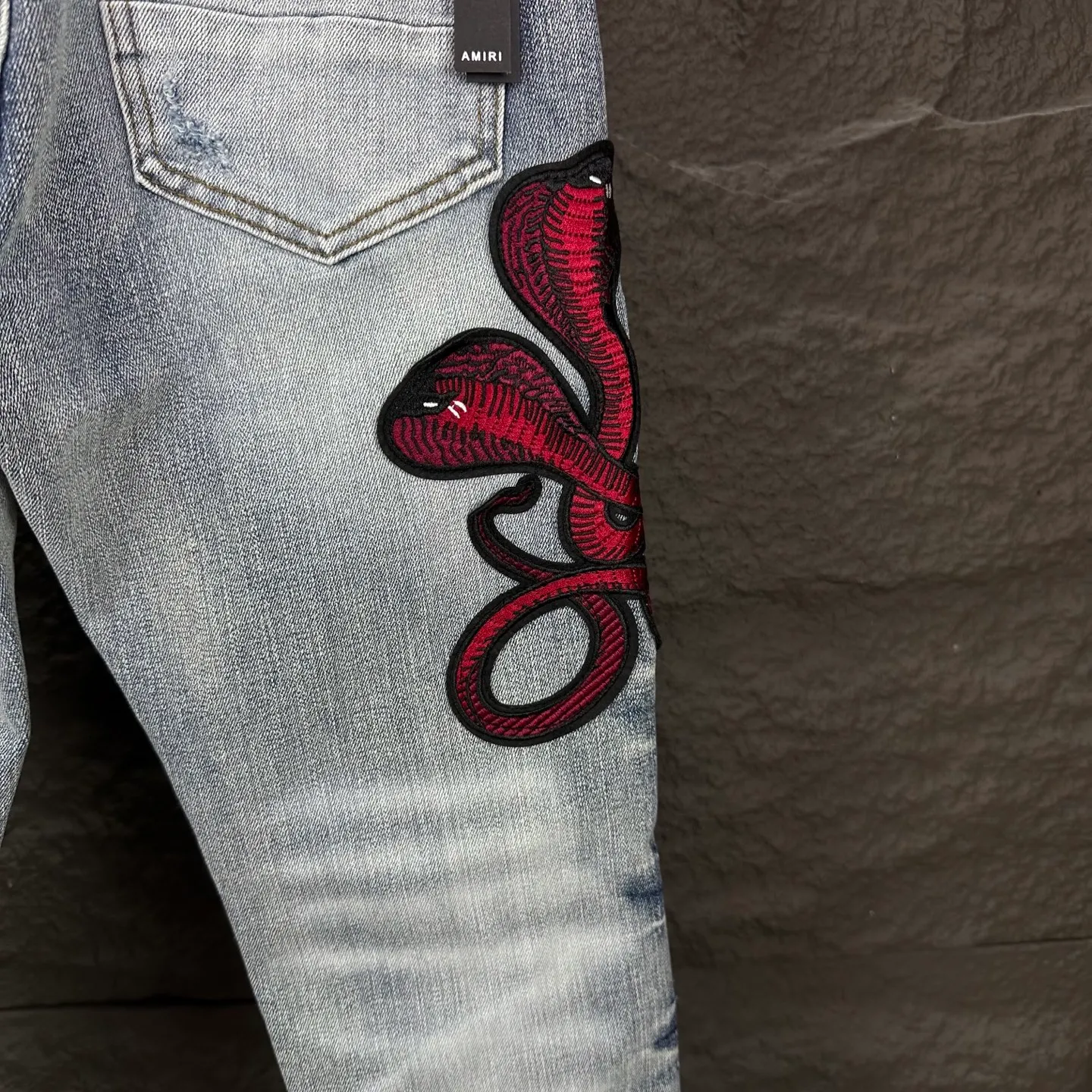 P250 AMIRI 2025 new limited edition embroidered cobra 🐍 Couple style washed stretch jeans 🔥High version 🔥High version 🔥 Top ceiling quality Styles with different washed textures are very friendly to people with thin legs and thick legs. The straight and slim version is very flattering to the leg shape. Moderate length that never goes out of style, easy and casual to match, basic styling for various styles, a must-have in the wardrobe! There are multiple embroidered badges on the trouser legs, making them look more workmanlike and eye-catching! The fabric is stiff but also makes the upper body soft without losing texture. The washing process is even more perfect. It is a must-have item for everyone! ! ! Washed wheat, hang tag, pants label, complete with three labels Color: blue embroidery, red embroidery Size: 28, 30, 32, 34, 36 (five sizes)