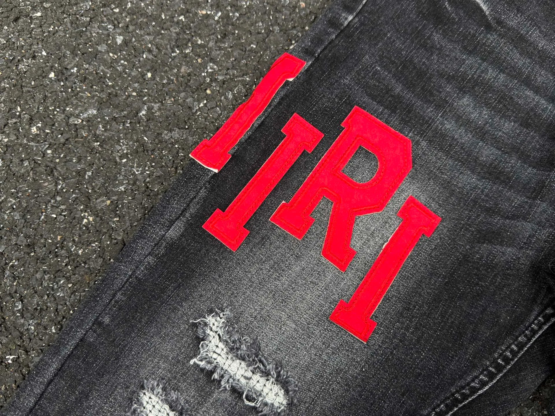 -Size details P240 💰AM01 AMIRI new jeans washed ripped whiskers patch leather denim trousers for men and women same size Size: S-XL (28-34)