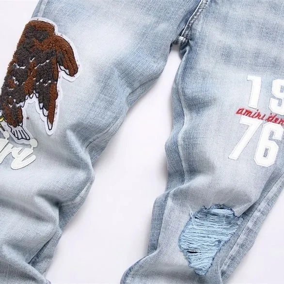 P168 💰 AMIRI patch embroidery jeans trousers AMIRI high street basic ripped tight elastic jeans trousers amiri brand jeans break the production process and cutting of the original jeans, the fabrics are softer and more comfortable Hand-sewn collar label Customized logo buttons Genuine leather tag Color: Picture color Size: 30-32-34-36