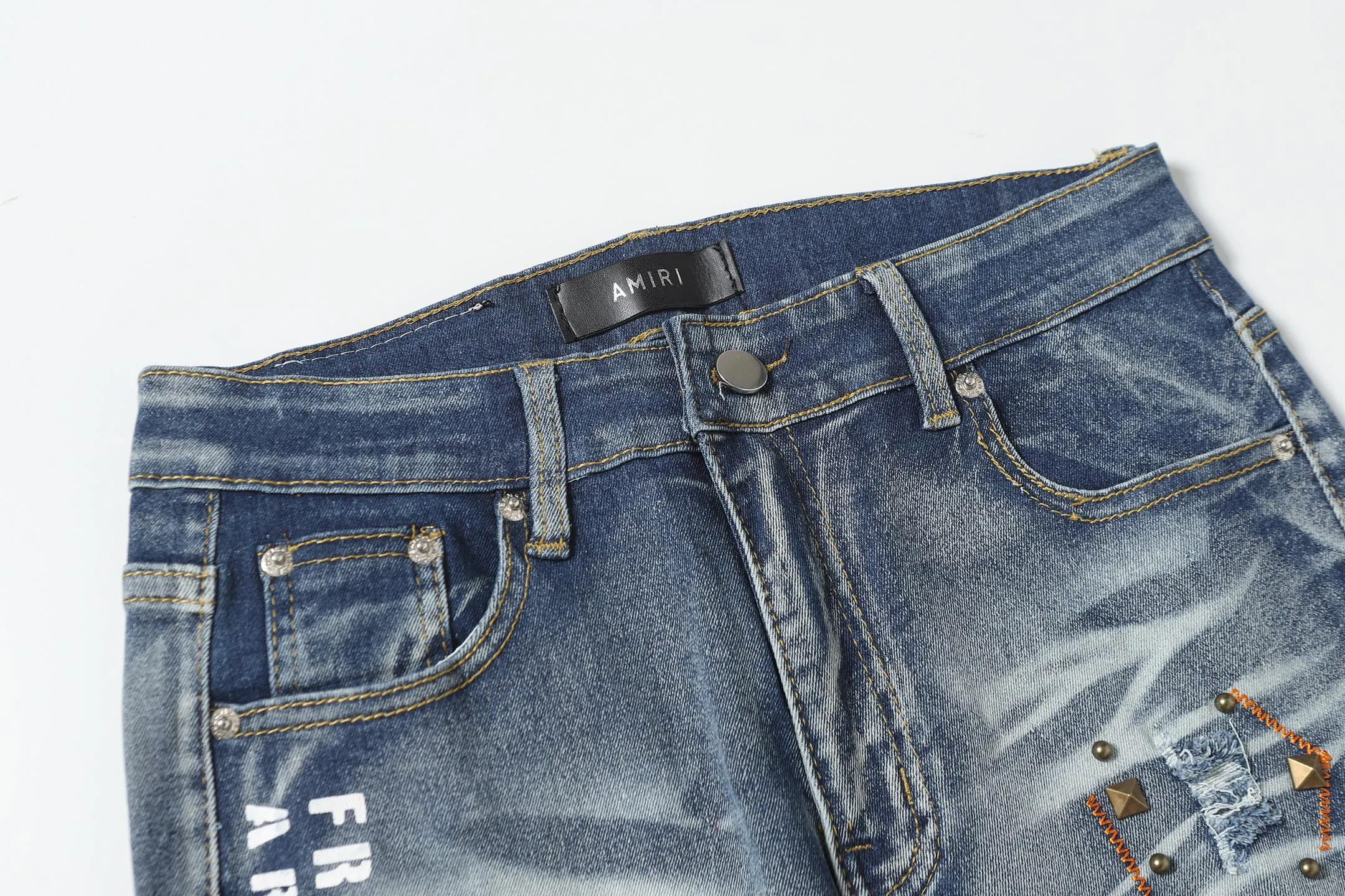 P256 Actual photo [High quality] Code: M742 Color: Picture color Size: S to XXXL AMIRI patch embroidery jeans trousers AMIRI high street basic ripped jeans trousers Amiri brand jeans break the production process and cutting of the original jeans, the fabrics are softer and more comfortable Hand-sewn collar label Customized logo buttons Genuine leather label size Pants length Waist Hips Unit cm S 98 68 100 M 99 72 104 L 100 76 108 XL 101 80 112 XXL 102 84 116 XXXL 103 88 120
