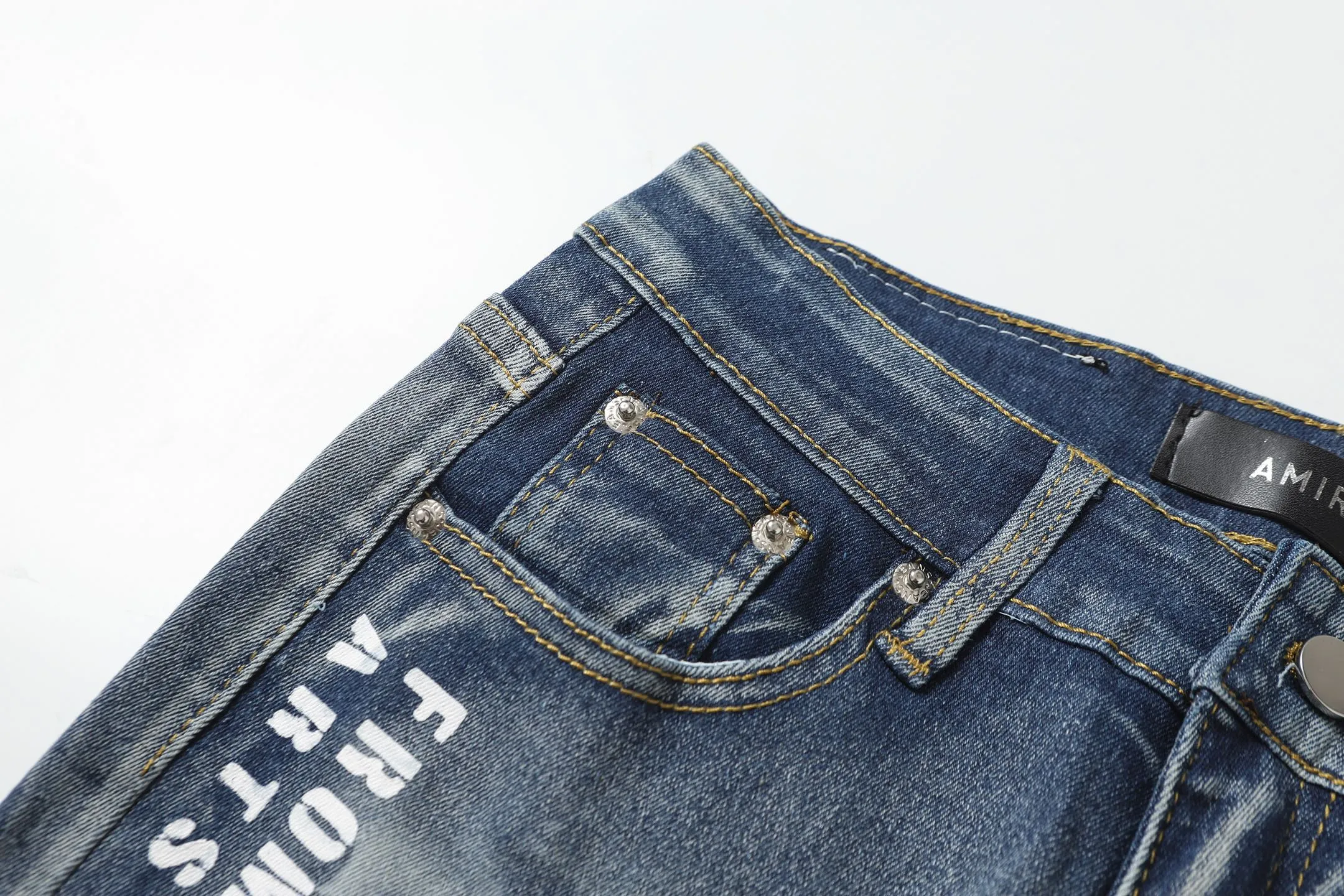 P256 Actual photo [High quality] Code: M742 Color: Picture color Size: S to XXXL AMIRI patch embroidery jeans trousers AMIRI high street basic ripped jeans trousers Amiri brand jeans break the production process and cutting of the original jeans, the fabrics are softer and more comfortable Hand-sewn collar label Customized logo buttons Genuine leather label size Pants length Waist Hips Unit cm S 98 68 100 M 99 72 104 L 100 76 108 XL 101 80 112 XXL 102 84 116 XXXL 103 88 120
