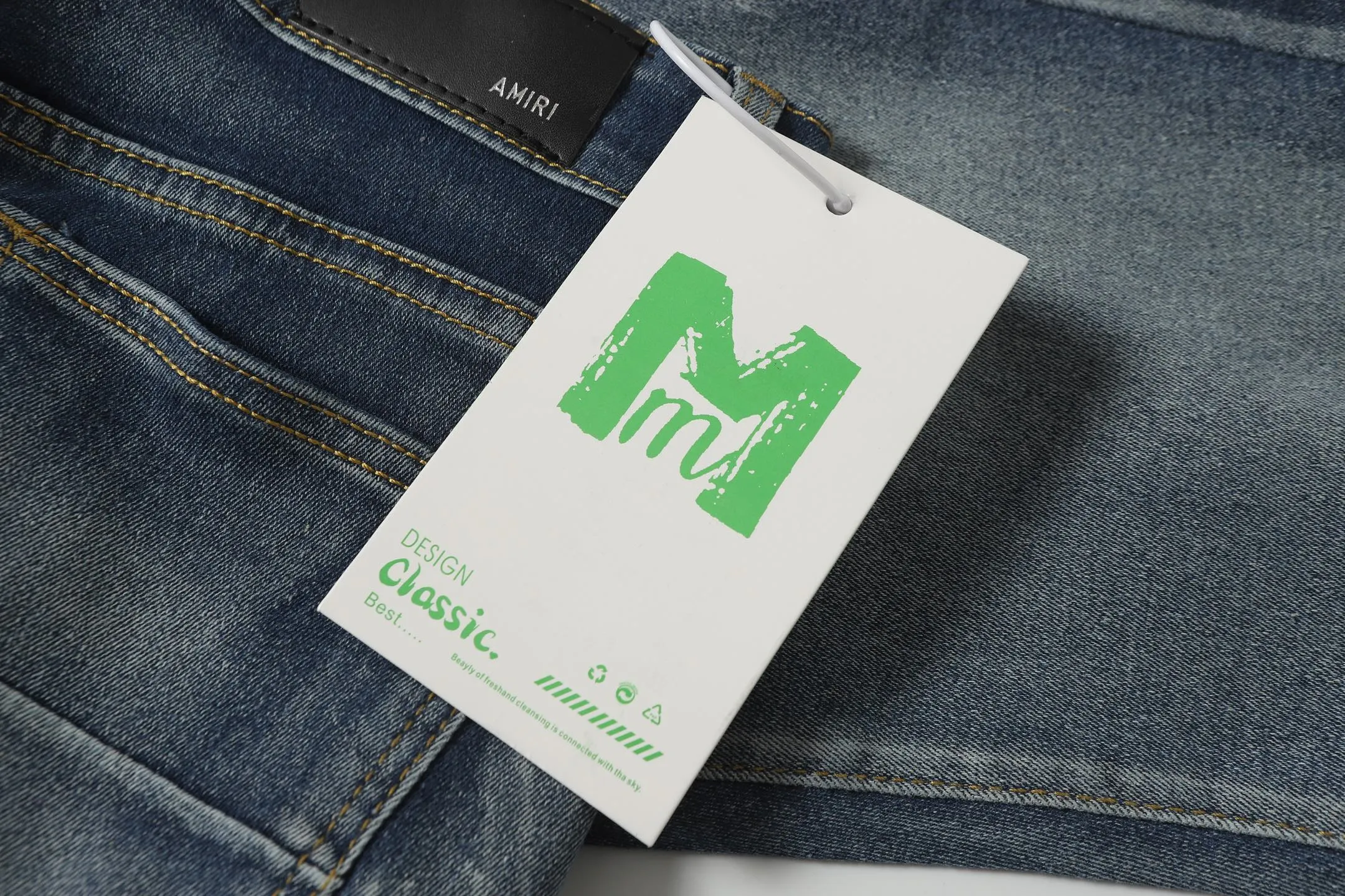 P256 Actual photo [High quality] Code: M742 Color: Picture color Size: S to XXXL AMIRI patch embroidery jeans trousers AMIRI high street basic ripped jeans trousers Amiri brand jeans break the production process and cutting of the original jeans, the fabrics are softer and more comfortable Hand-sewn collar label Customized logo buttons Genuine leather label size Pants length Waist Hips Unit cm S 98 68 100 M 99 72 104 L 100 76 108 XL 101 80 112 XXL 102 84 116 XXXL 103 88 120