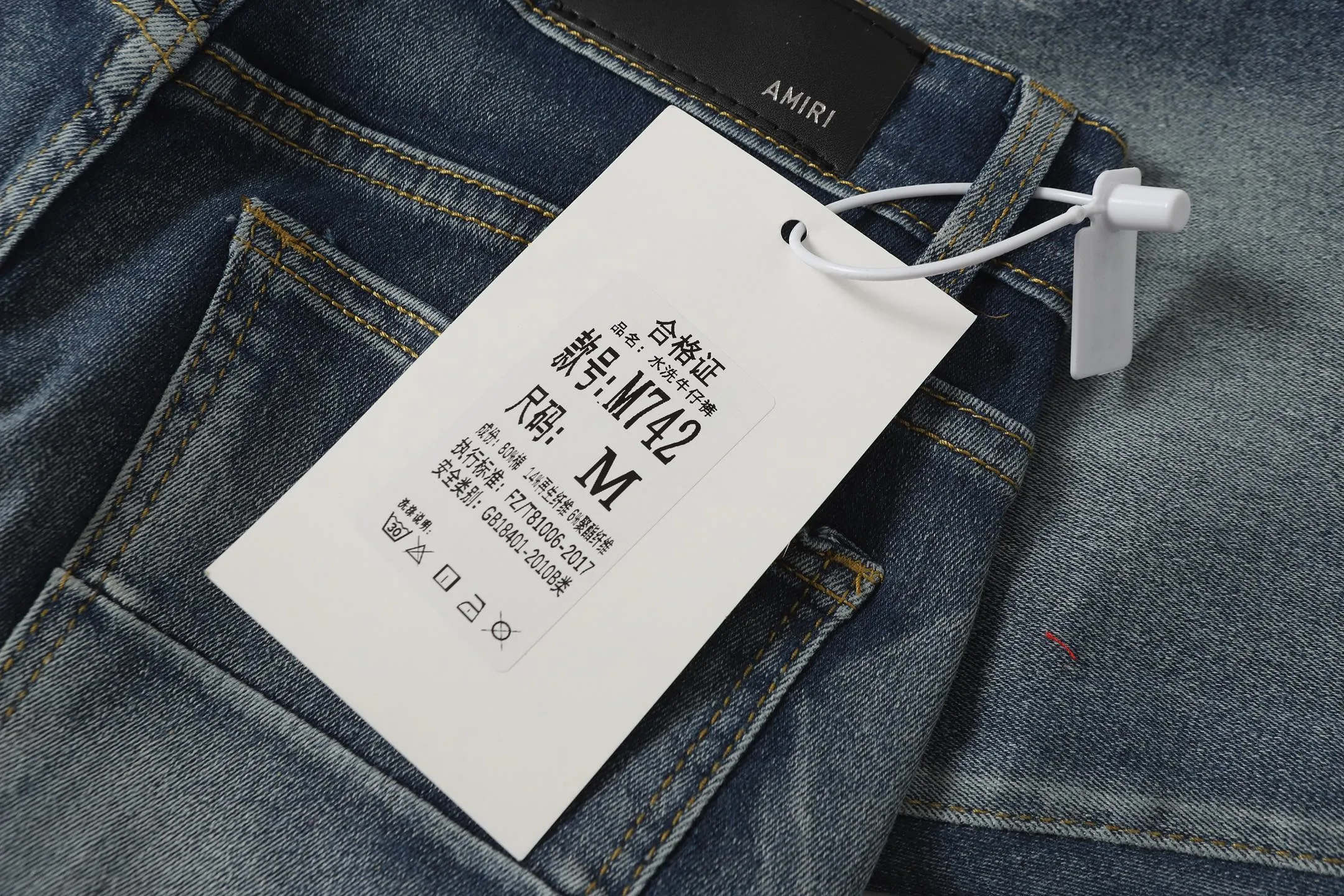 P256 Actual photo [High quality] Code: M742 Color: Picture color Size: S to XXXL AMIRI patch embroidery jeans trousers AMIRI high street basic ripped jeans trousers Amiri brand jeans break the production process and cutting of the original jeans, the fabrics are softer and more comfortable Hand-sewn collar label Customized logo buttons Genuine leather label size Pants length Waist Hips Unit cm S 98 68 100 M 99 72 104 L 100 76 108 XL 101 80 112 XXL 102 84 116 XXXL 103 88 120