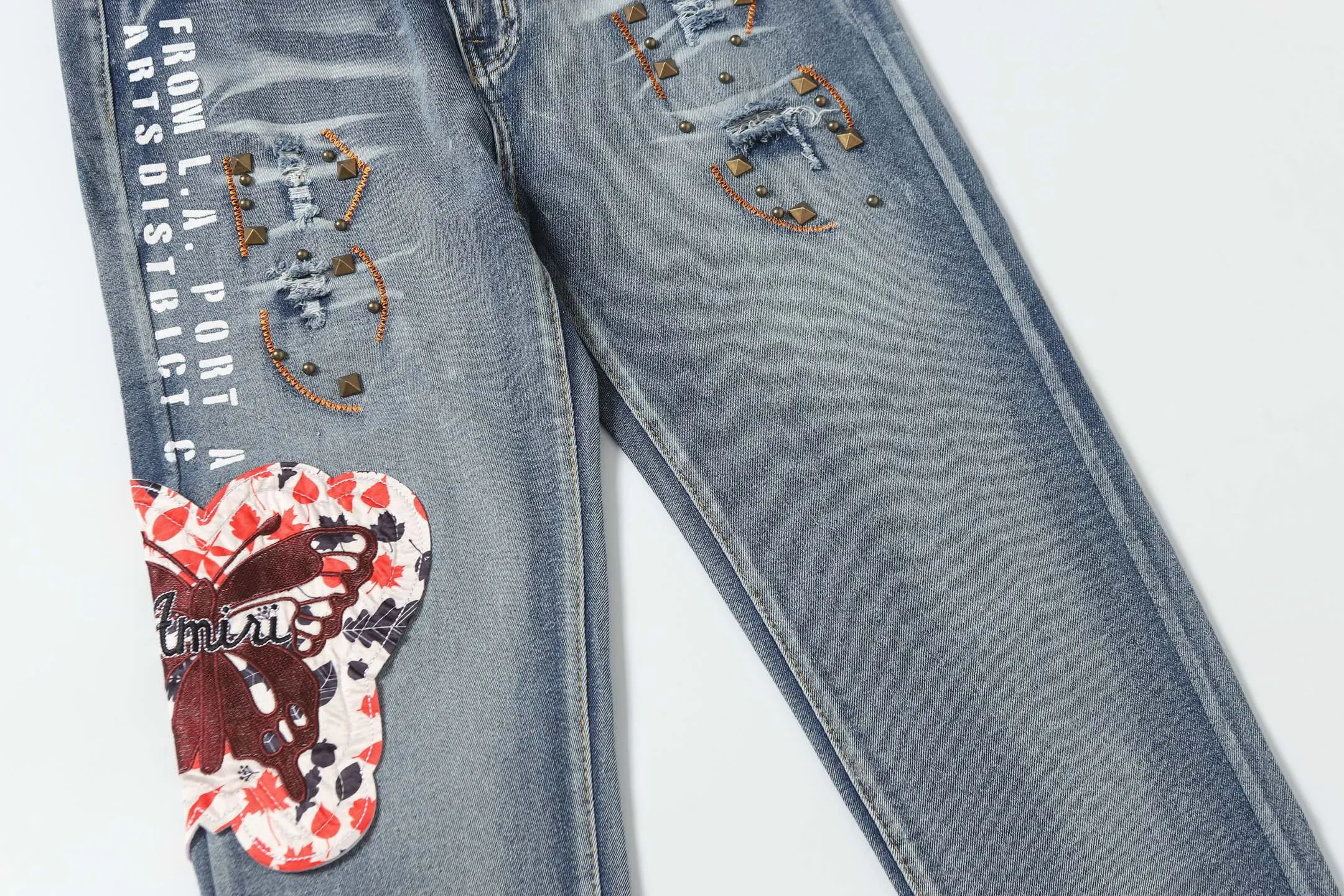 P256 Actual photo [High quality] Code: M742 Color: Picture color Size: S to XXXL AMIRI patch embroidery jeans trousers AMIRI high street basic ripped jeans trousers Amiri brand jeans break the production process and cutting of the original jeans, the fabrics are softer and more comfortable Hand-sewn collar label Customized logo buttons Genuine leather label size Pants length Waist Hips Unit cm S 98 68 100 M 99 72 104 L 100 76 108 XL 101 80 112 XXL 102 84 116 XXXL 103 88 120