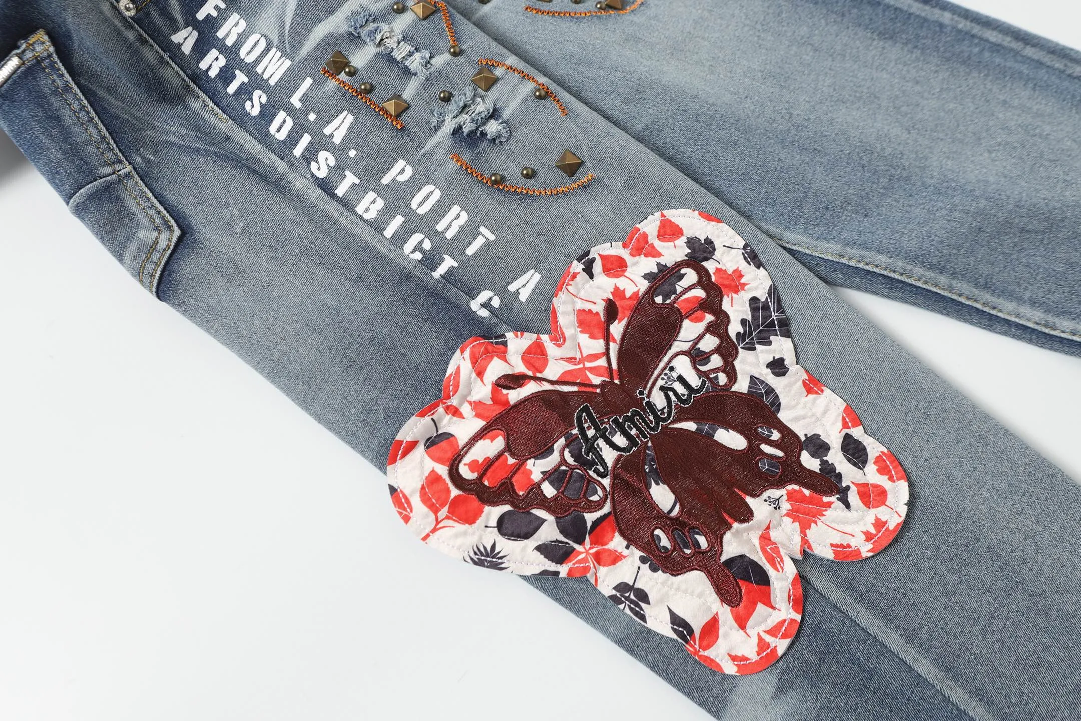 P256 Actual photo [High quality] Code: M742 Color: Picture color Size: S to XXXL AMIRI patch embroidery jeans trousers AMIRI high street basic ripped jeans trousers Amiri brand jeans break the production process and cutting of the original jeans, the fabrics are softer and more comfortable Hand-sewn collar label Customized logo buttons Genuine leather label size Pants length Waist Hips Unit cm S 98 68 100 M 99 72 104 L 100 76 108 XL 101 80 112 XXL 102 84 116 XXXL 103 88 120