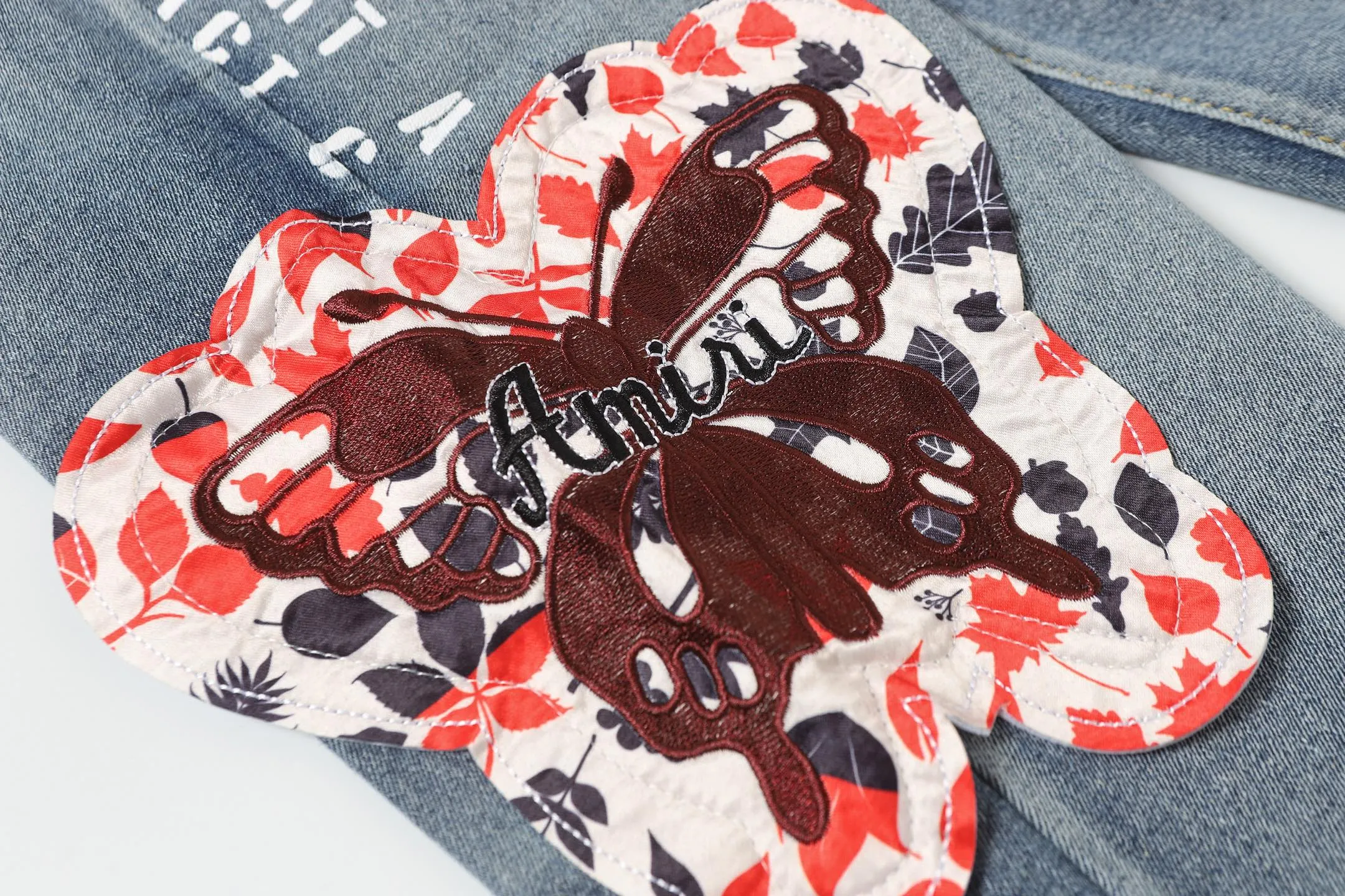 P256 Actual photo [High quality] Code: M742 Color: Picture color Size: S to XXXL AMIRI patch embroidery jeans trousers AMIRI high street basic ripped jeans trousers Amiri brand jeans break the production process and cutting of the original jeans, the fabrics are softer and more comfortable Hand-sewn collar label Customized logo buttons Genuine leather label size Pants length Waist Hips Unit cm S 98 68 100 M 99 72 104 L 100 76 108 XL 101 80 112 XXL 102 84 116 XXXL 103 88 120
