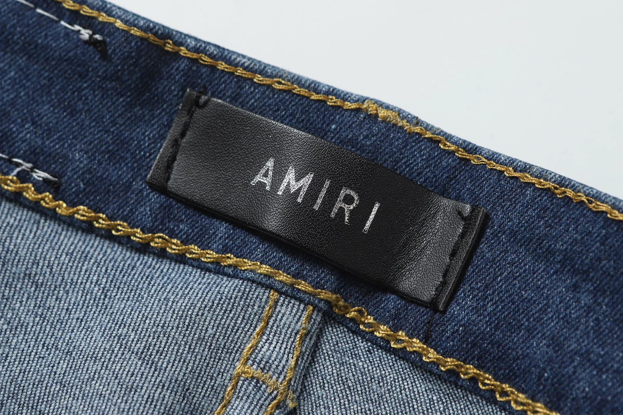 P256 Actual photo [High quality] Code: M742 Color: Picture color Size: S to XXXL AMIRI patch embroidery jeans trousers AMIRI high street basic ripped jeans trousers Amiri brand jeans break the production process and cutting of the original jeans, the fabrics are softer and more comfortable Hand-sewn collar label Customized logo buttons Genuine leather label size Pants length Waist Hips Unit cm S 98 68 100 M 99 72 104 L 100 76 108 XL 101 80 112 XXL 102 84 116 XXXL 103 88 120