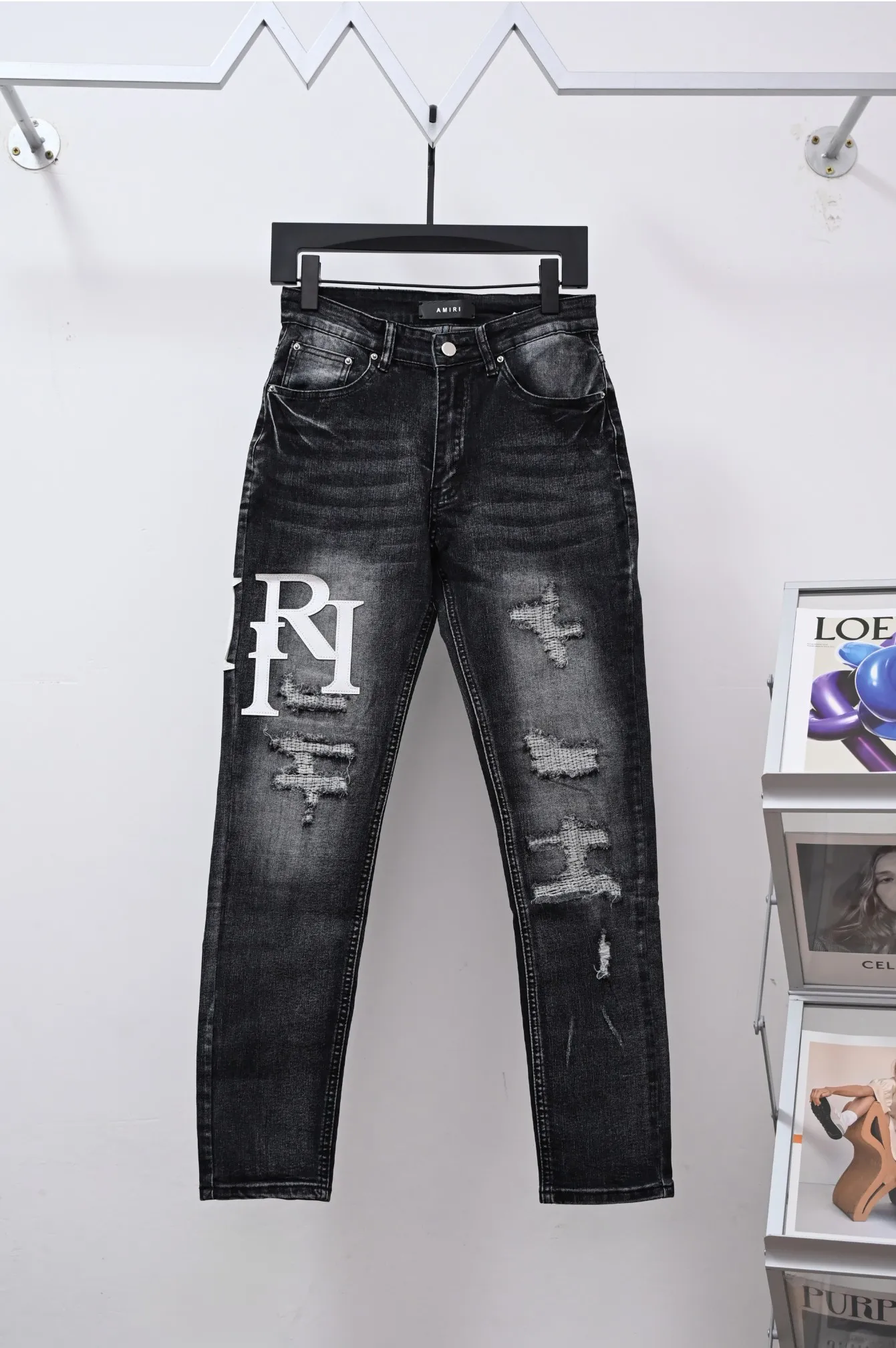 P250 Style number: (A015) Amiri 2025 new frayed white leather embroidered letters couple style washed stretch jeans 🔥High version🔥High version🔥 Top ceiling quality Styles with different washed textures are very friendly to people with thin legs and thick legs. The straight and loose version is very flattering. Moderate length that never goes out of style, easy to match with casually, basic styling for various styles, a must-have in the wardrobe! The fabric is stiff but also makes the upper body soft without losing texture. The washing process is even more perfect. It is a must-have item for everyone! ! ! Washed wheat, tag, pants label, three complete labels Color: washed black Size: 28, 30, 32, 34 (four sizes)