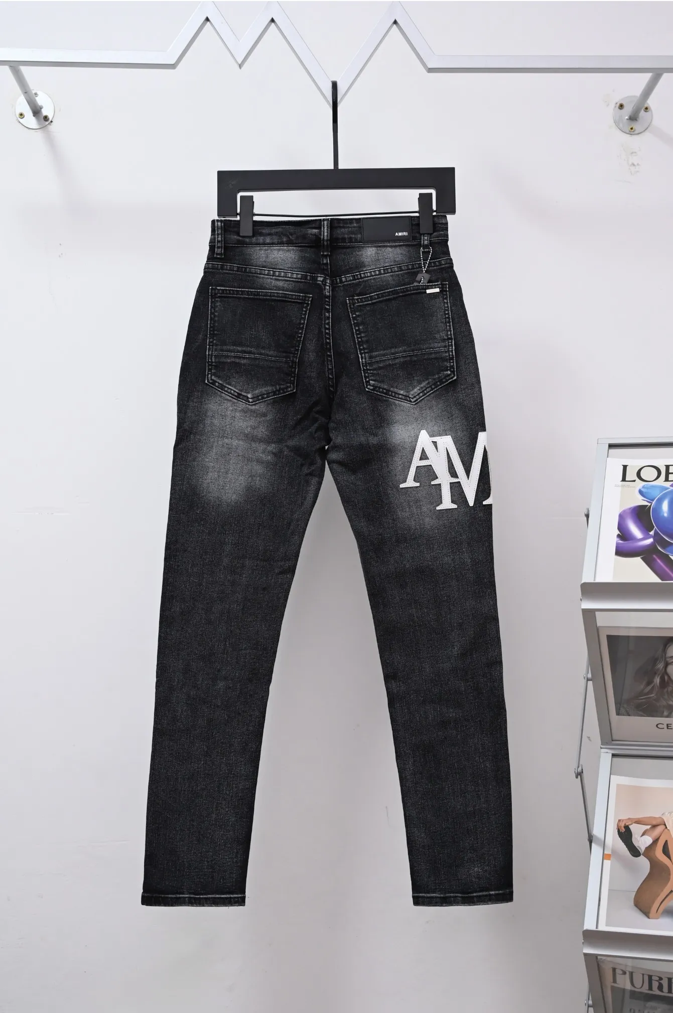 P250 Style number: (A015) Amiri 2025 new frayed white leather embroidered letters couple style washed stretch jeans 🔥High version🔥High version🔥 Top ceiling quality Styles with different washed textures are very friendly to people with thin legs and thick legs. The straight and loose version is very flattering. Moderate length that never goes out of style, easy to match with casually, basic styling for various styles, a must-have in the wardrobe! The fabric is stiff but also makes the upper body soft without losing texture. The washing process is even more perfect. It is a must-have item for everyone! ! ! Washed wheat, tag, pants label, three complete labels Color: washed black Size: 28, 30, 32, 34 (four sizes)