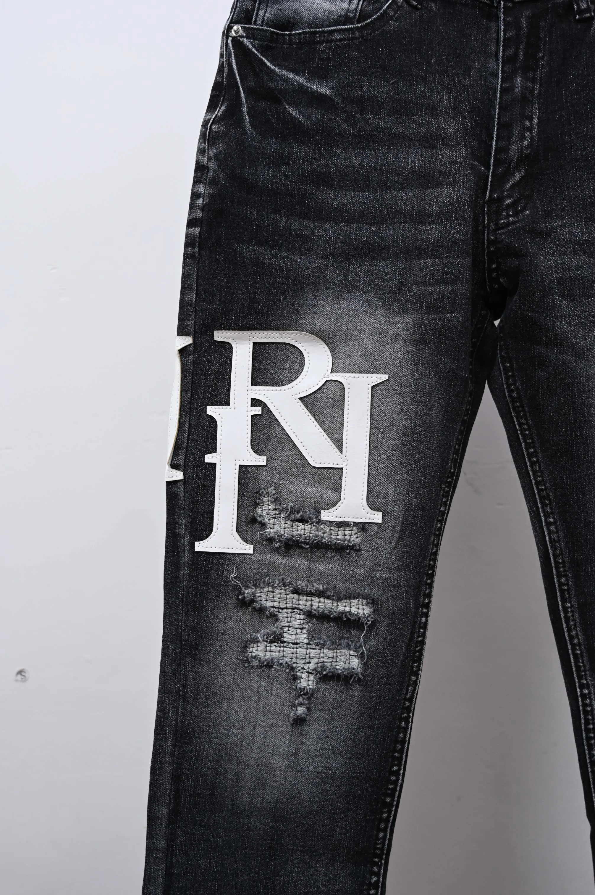 P250 Style number: (A015) Amiri 2025 new frayed white leather embroidered letters couple style washed stretch jeans 🔥High version🔥High version🔥 Top ceiling quality Styles with different washed textures are very friendly to people with thin legs and thick legs. The straight and loose version is very flattering. Moderate length that never goes out of style, easy to match with casually, basic styling for various styles, a must-have in the wardrobe! The fabric is stiff but also makes the upper body soft without losing texture. The washing process is even more perfect. It is a must-have item for everyone! ! ! Washed wheat, tag, pants label, three complete labels Color: washed black Size: 28, 30, 32, 34 (four sizes)