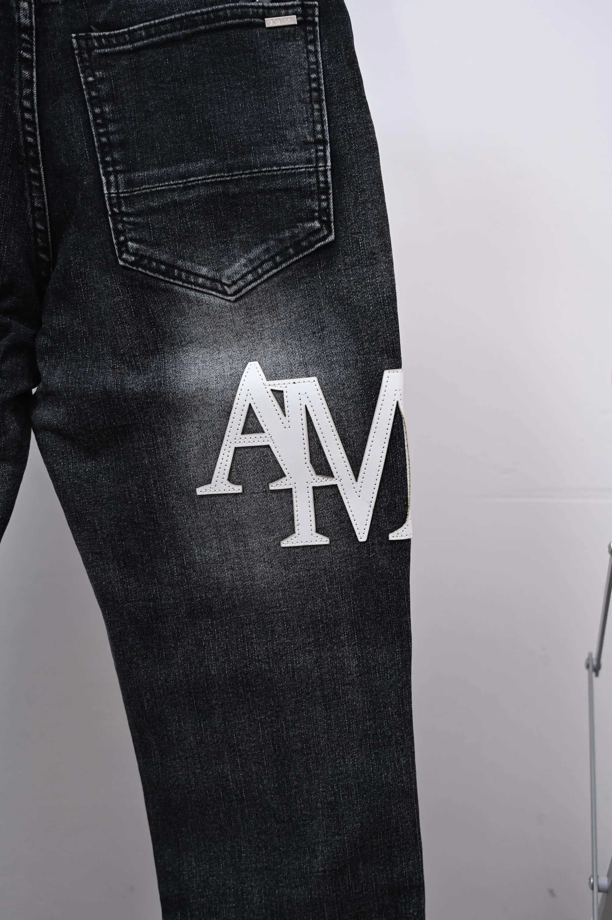 P250 Style number: (A015) Amiri 2025 new frayed white leather embroidered letters couple style washed stretch jeans 🔥High version🔥High version🔥 Top ceiling quality Styles with different washed textures are very friendly to people with thin legs and thick legs. The straight and loose version is very flattering. Moderate length that never goes out of style, easy to match with casually, basic styling for various styles, a must-have in the wardrobe! The fabric is stiff but also makes the upper body soft without losing texture. The washing process is even more perfect. It is a must-have item for everyone! ! ! Washed wheat, tag, pants label, three complete labels Color: washed black Size: 28, 30, 32, 34 (four sizes)