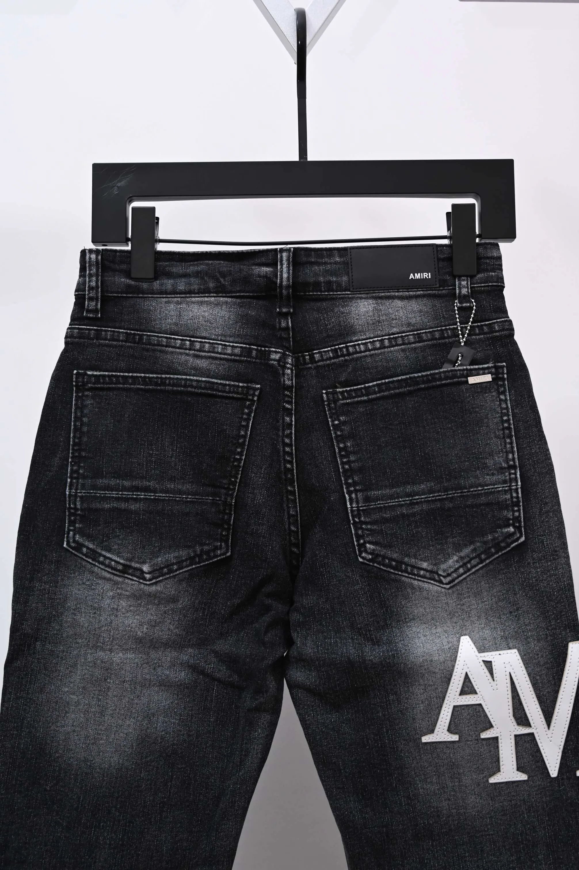 P250 Style number: (A015) Amiri 2025 new frayed white leather embroidered letters couple style washed stretch jeans 🔥High version🔥High version🔥 Top ceiling quality Styles with different washed textures are very friendly to people with thin legs and thick legs. The straight and loose version is very flattering. Moderate length that never goes out of style, easy to match with casually, basic styling for various styles, a must-have in the wardrobe! The fabric is stiff but also makes the upper body soft without losing texture. The washing process is even more perfect. It is a must-have item for everyone! ! ! Washed wheat, tag, pants label, three complete labels Color: washed black Size: 28, 30, 32, 34 (four sizes)