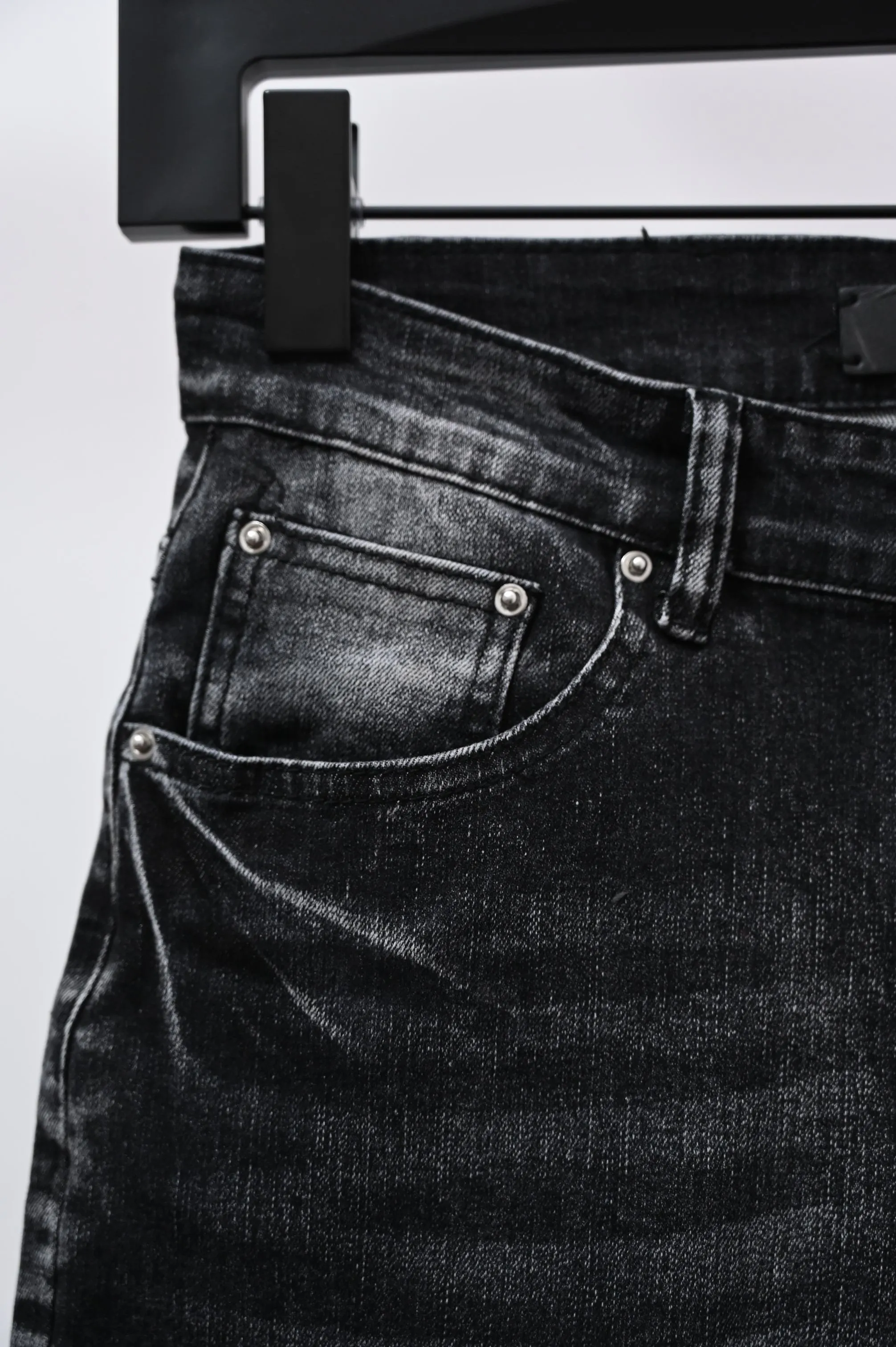 P250 Style number: (A015) Amiri 2025 new frayed white leather embroidered letters couple style washed stretch jeans 🔥High version🔥High version🔥 Top ceiling quality Styles with different washed textures are very friendly to people with thin legs and thick legs. The straight and loose version is very flattering. Moderate length that never goes out of style, easy to match with casually, basic styling for various styles, a must-have in the wardrobe! The fabric is stiff but also makes the upper body soft without losing texture. The washing process is even more perfect. It is a must-have item for everyone! ! ! Washed wheat, tag, pants label, three complete labels Color: washed black Size: 28, 30, 32, 34 (four sizes)
