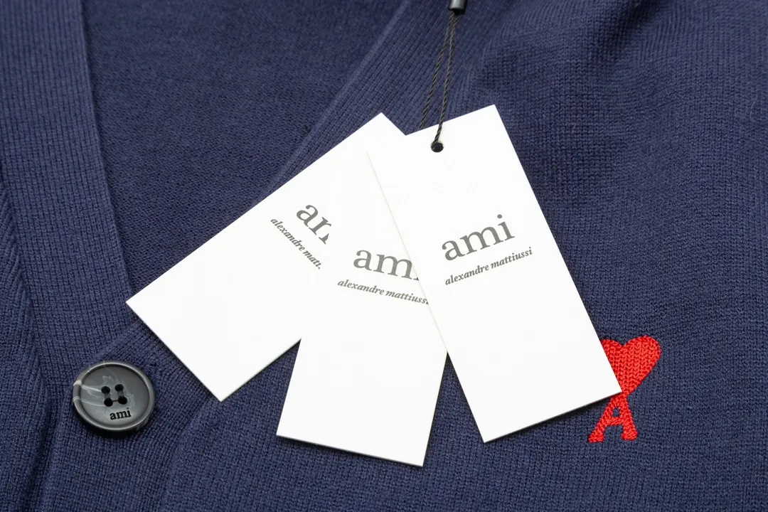 A8166# Ami Paris 2024 autumn and winter new small love embroidered cardigan V-neck wool 12-needle sweater thin sweater for men and women Color: black white gray Baolan apricot Size: S-XL