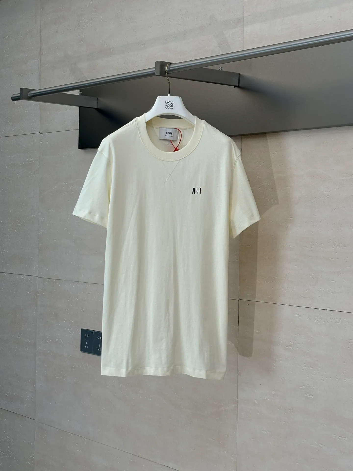 🅿️260 Ami Paris*/25Ss new capsule embroidery short-sleeved T-shirt. Customized luxurious and high-quality cotton essence. Soft and delicate, comfortable and skin-friendly. Pure beige as the main color, as soft and tolerant as clouds. Blue, white and red AMI capsule embroidery on the chest. The collision of blue, white and red colors is like a smart artistic symbol. It complements the rear ❤️A to add brand recognition with a minimalist shape. Contains the soul of fashion, adopts imported machine embroidery technology, uses advanced computer control systems and precision mechanical components to realize Ami capsule three-color embroidery and ❤️A embroidery operations with high precision, smooth and delicate lines Size: S/M/L/XL
