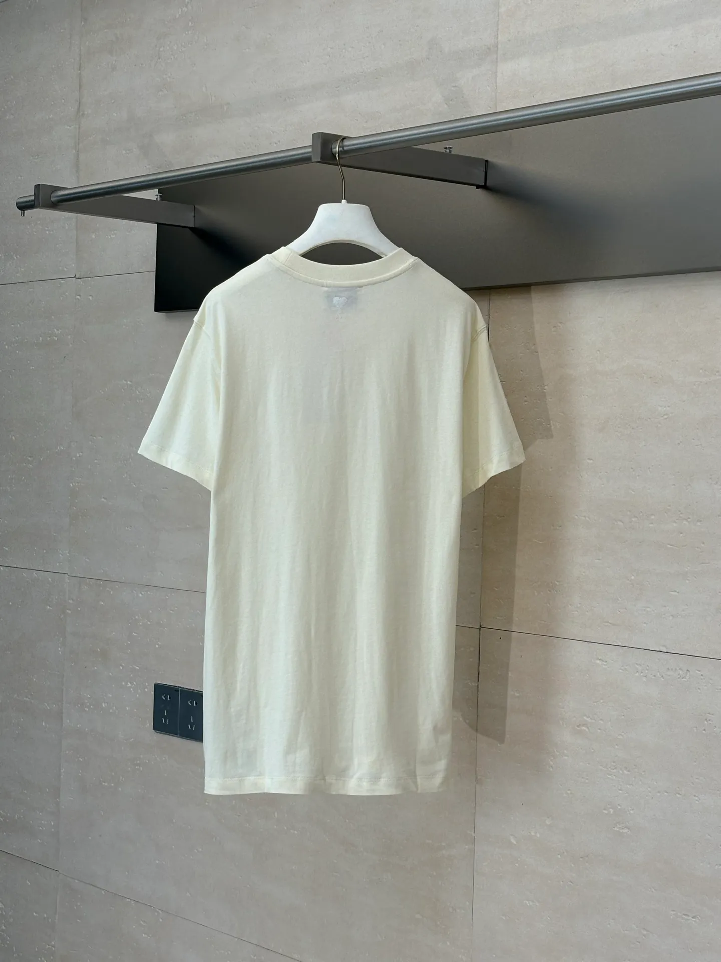 🅿️260 Ami Paris*/25Ss new capsule embroidery short-sleeved T-shirt. Customized luxurious and high-quality cotton essence. Soft and delicate, comfortable and skin-friendly. Pure beige as the main color, as soft and tolerant as clouds. Blue, white and red AMI capsule embroidery on the chest. The collision of blue, white and red colors is like a smart artistic symbol. It complements the rear ❤️A to add brand recognition with a minimalist shape. Contains the soul of fashion, adopts imported machine embroidery technology, uses advanced computer control systems and precision mechanical components to realize Ami capsule three-color embroidery and ❤️A embroidery operations with high precision, smooth and delicate lines Size: S/M/L/XL