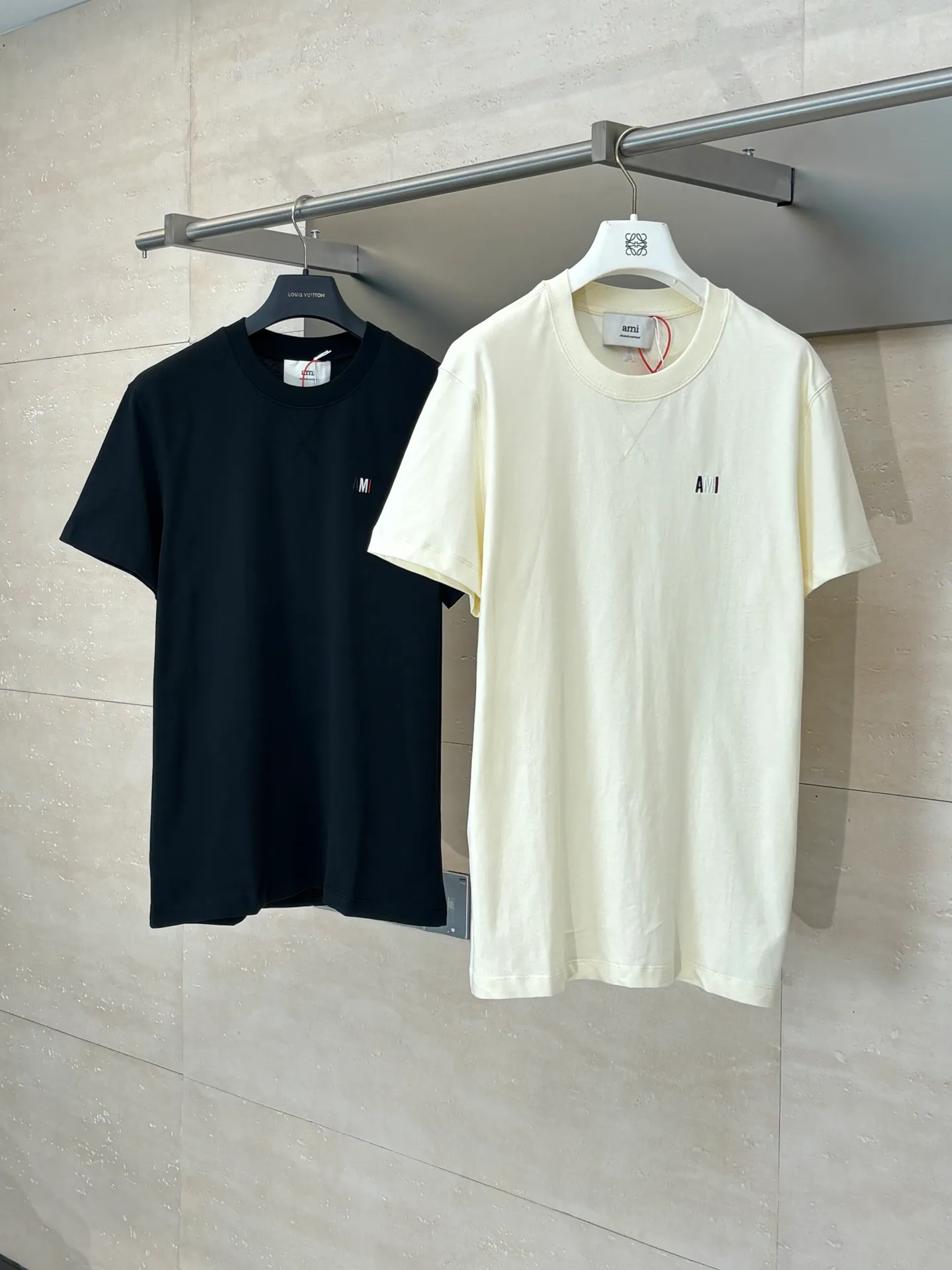 🅿️260 Ami Paris*/25Ss new capsule embroidery short-sleeved T-shirt. Customized luxurious and high-quality cotton essence. Soft and delicate, comfortable and skin-friendly. Pure beige as the main color, as soft and tolerant as clouds. Blue, white and red AMI capsule embroidery on the chest. The collision of blue, white and red colors is like a smart artistic symbol. It complements the rear ❤️A to add brand recognition with a minimalist shape. Contains the soul of fashion, adopts imported machine embroidery technology, uses advanced computer control systems and precision mechanical components to realize Ami capsule three-color embroidery and ❤️A embroidery operations with high precision, smooth and delicate lines Size: S/M/L/XL