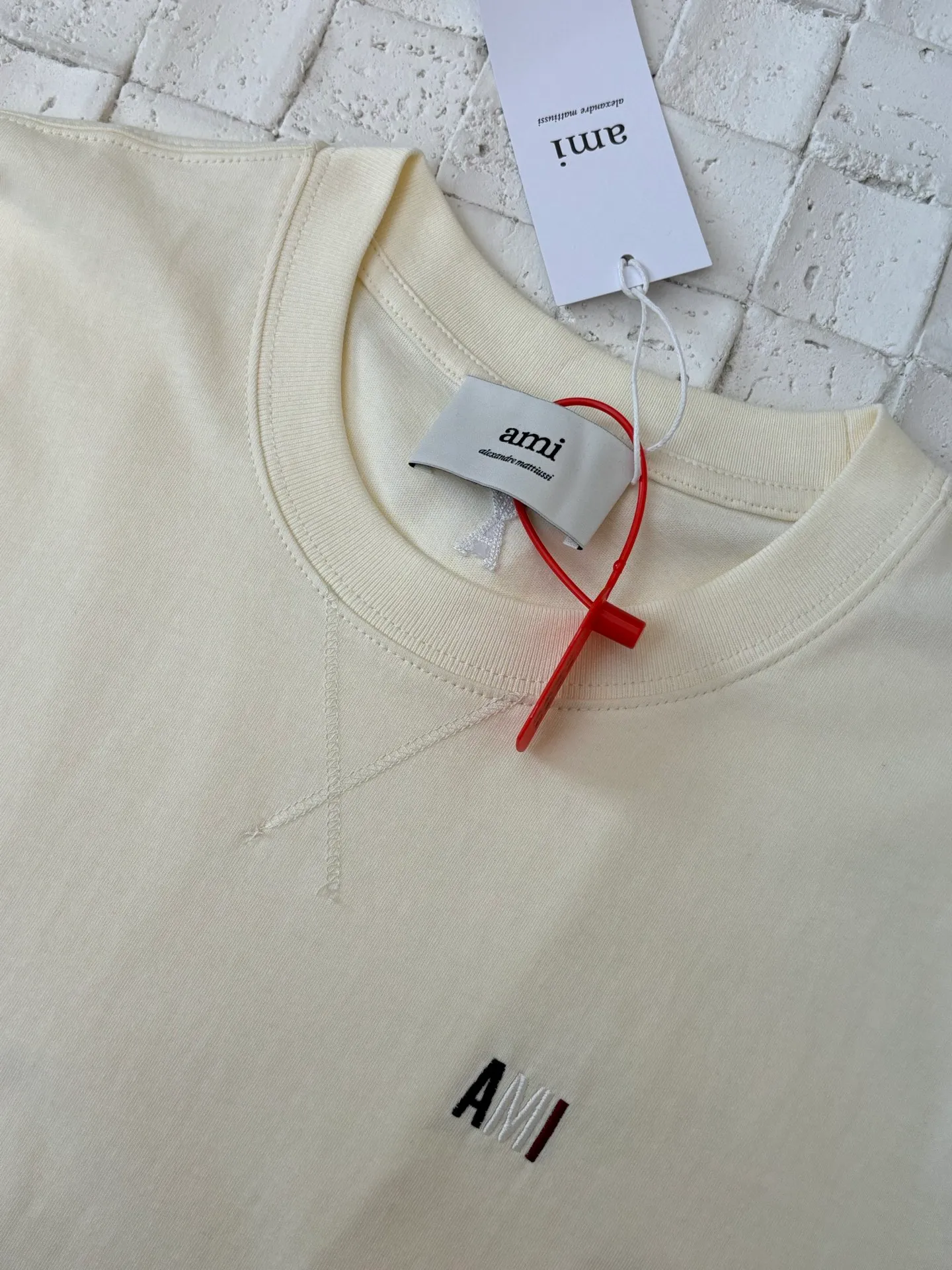 🅿️260 Ami Paris*/25Ss new capsule embroidery short-sleeved T-shirt. Customized luxurious and high-quality cotton essence. Soft and delicate, comfortable and skin-friendly. Pure beige as the main color, as soft and tolerant as clouds. Blue, white and red AMI capsule embroidery on the chest. The collision of blue, white and red colors is like a smart artistic symbol. It complements the rear ❤️A to add brand recognition with a minimalist shape. Contains the soul of fashion, adopts imported machine embroidery technology, uses advanced computer control systems and precision mechanical components to realize Ami capsule three-color embroidery and ❤️A embroidery operations with high precision, smooth and delicate lines Size: S/M/L/XL