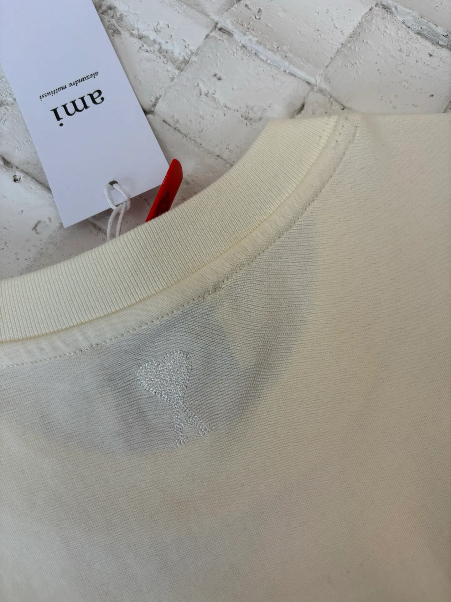 🅿️260 Ami Paris*/25Ss new capsule embroidery short-sleeved T-shirt. Customized luxurious and high-quality cotton essence. Soft and delicate, comfortable and skin-friendly. Pure beige as the main color, as soft and tolerant as clouds. Blue, white and red AMI capsule embroidery on the chest. The collision of blue, white and red colors is like a smart artistic symbol. It complements the rear ❤️A to add brand recognition with a minimalist shape. Contains the soul of fashion, adopts imported machine embroidery technology, uses advanced computer control systems and precision mechanical components to realize Ami capsule three-color embroidery and ❤️A embroidery operations with high precision, smooth and delicate lines Size: S/M/L/XL