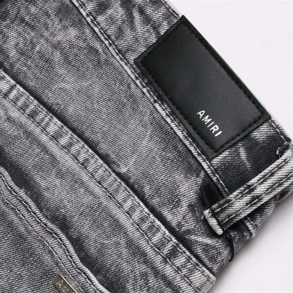 ￼#M17 P168💰 AMIRI patch embroidery jeans trousers AMIRI high street basic ripped tight elastic jeans trousers amiri brand jeans break the production process and cutting of the original jeans, the fabrics are softer and more comfortable Hand-sewn collar label Customized logo buttons Genuine leather tag Color: Picture color Size: 30-32-34-36