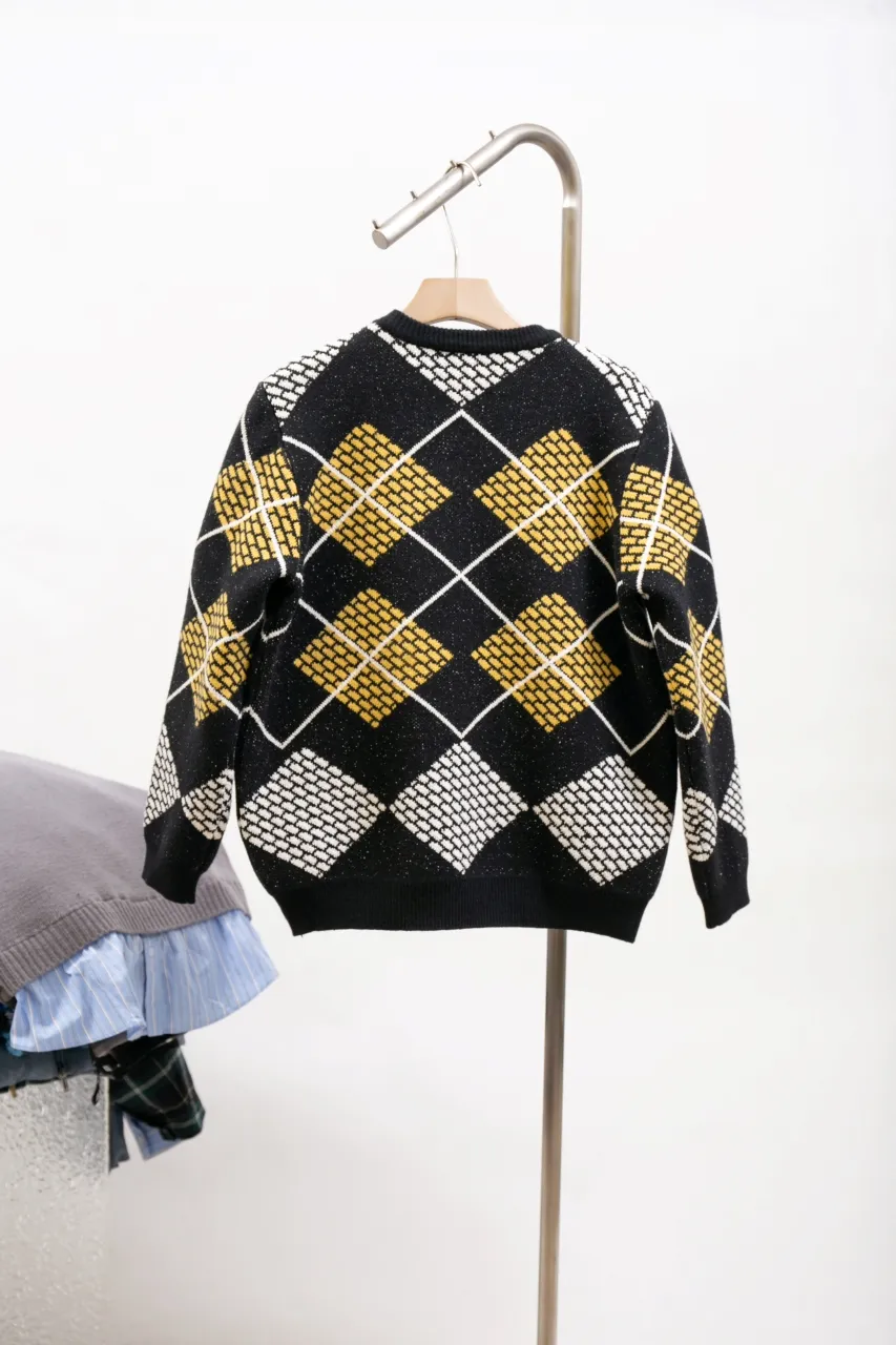 LV 2024FW Autumn and Winter New Style Cotton-wool blended round-neck long-sleeved sweater Custom knitted jacquard texture Damier pattern turned into retro plaid Marque L.Vuitton Deposée logo on chest Ribbed collar, cuffs and hem Slightly loose fit Uniform for men and women Size: S M L XL