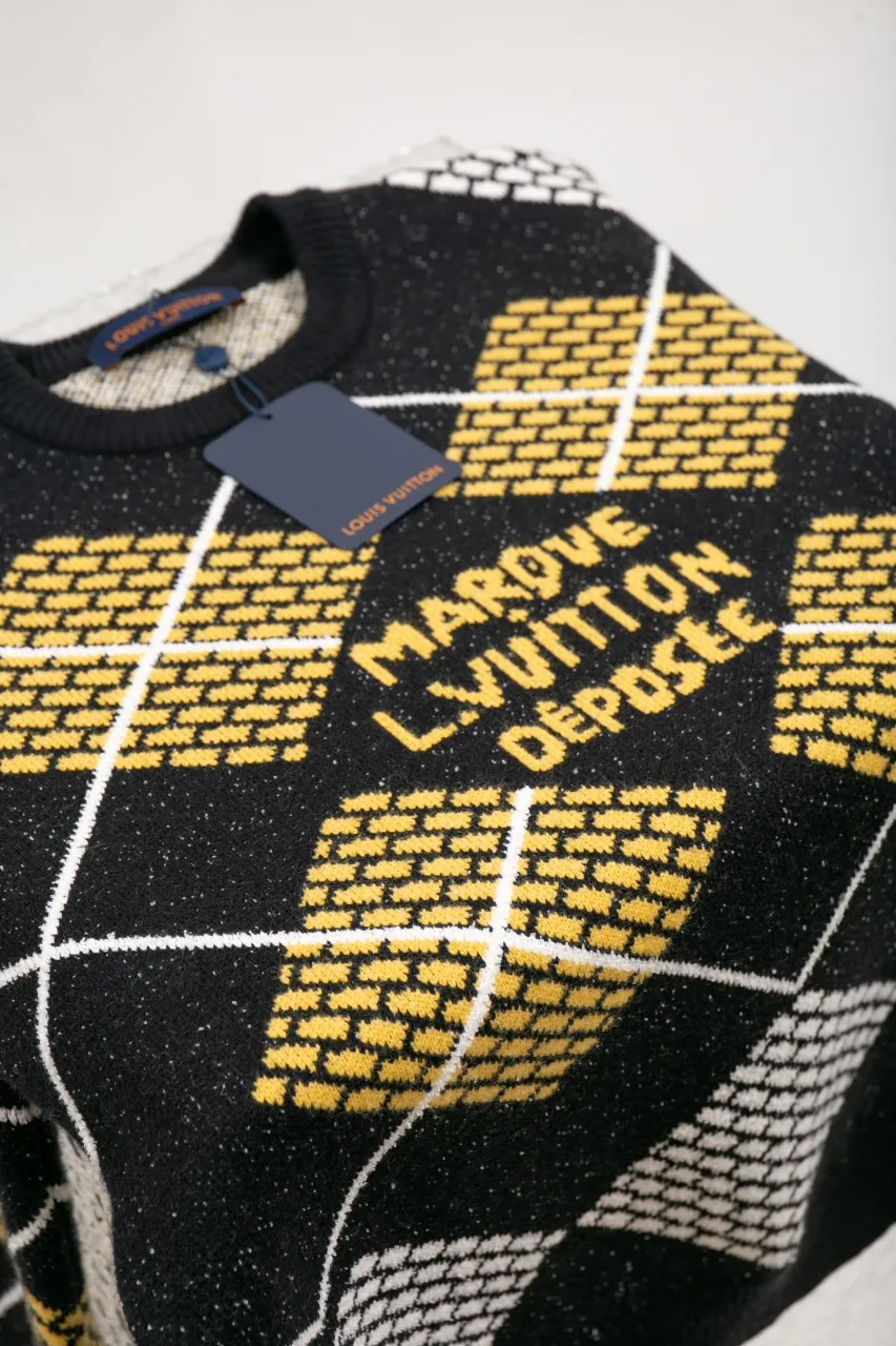 LV 2024FW Autumn and Winter New Style Cotton-wool blended round-neck long-sleeved sweater Custom knitted jacquard texture Damier pattern turned into retro plaid Marque L.Vuitton Deposée logo on chest Ribbed collar, cuffs and hem Slightly loose fit Uniform for men and women Size: S M L XL