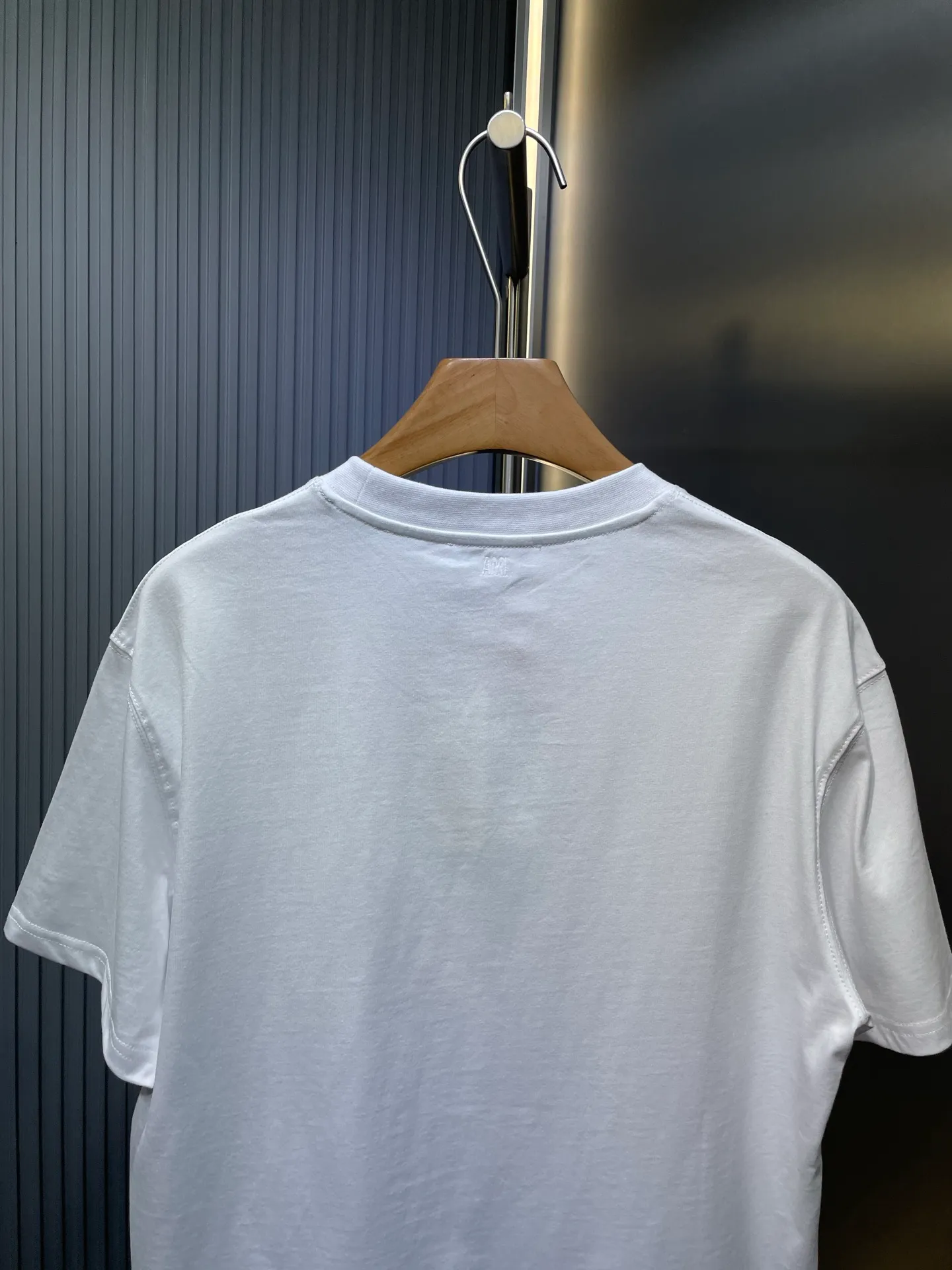 🅿️250 Ami Paris 🌟【Top replica】Love embossed short-sleeved custom-made brocade cotton. Soft and delicate, comfortable and close to the skin. Indulge in the depth of black. The homogeneous three-dimensional love heart jumps on the chest. It is embellished like a work of art. It complements the AMI embroidery on the back and adds brand recognition. It is the ultimate simplification of color and conveys the love and persistence of life. Process 1: High temperature three-dimensional embossing By accurately controlling temperature and pressure, the fiber chains will rearrange to form a three-dimensional concave and convex pattern, showing a unique three-dimensional love effect. Process 2: Using imported machine embroidery technology. Using advanced computer control systems and precision mechanical components to achieve Ami embroidery operations with high precision and smooth and delicate lines. Process 3: The fabrics are washed and have a better hand feel. Not easy to deform, not easy to shrink, not easy to fade, and maintain long-term beauty. Accessories: Customized 1:1 Ami trademark Fit: Loose fit Size: S M L XL