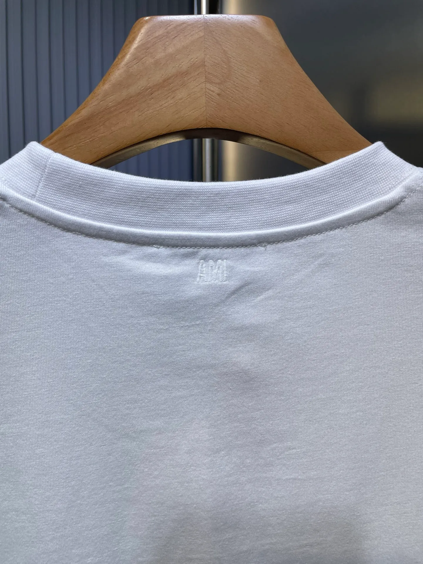 🅿️250 Ami Paris 🌟【Top replica】Love embossed short-sleeved custom-made brocade cotton. Soft and delicate, comfortable and close to the skin. Indulge in the depth of black. The homogeneous three-dimensional love heart jumps on the chest. It is embellished like a work of art. It complements the AMI embroidery on the back and adds brand recognition. It is the ultimate simplification of color and conveys the love and persistence of life. Process 1: High temperature three-dimensional embossing By accurately controlling temperature and pressure, the fiber chains will rearrange to form a three-dimensional concave and convex pattern, showing a unique three-dimensional love effect. Process 2: Using imported machine embroidery technology. Using advanced computer control systems and precision mechanical components to achieve Ami embroidery operations with high precision and smooth and delicate lines. Process 3: The fabrics are washed and have a better hand feel. Not easy to deform, not easy to shrink, not easy to fade, and maintain long-term beauty. Accessories: Customized 1:1 Ami trademark Fit: Loose fit Size: S M L XL