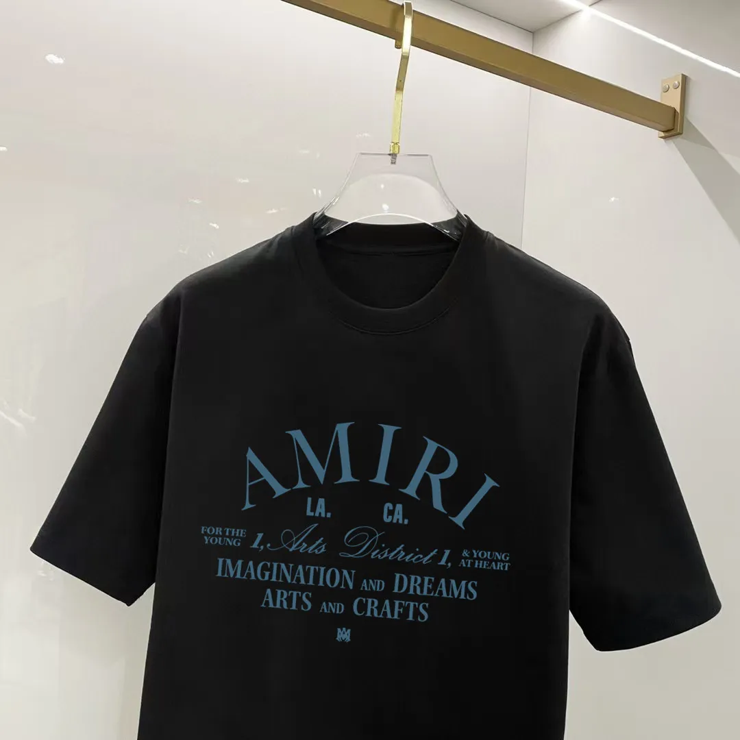 P140 AMIRI# 2025 spring and summer new style debut counter, the latest short-sleeved round neck T-shirt, high-end custom design, avant-garde and fashionable! The brand logo is designed with heavy craftsmanship. High-end customized 250g Xinjiang long-staple cotton fabric. Soft to the touch. Comfortable to wear. Exquisite stitching at the counter level. Fine workmanship. The upper body effect is incomparably handsome! A must-have item for a stylish man! Color: black. White! Size: S M L
