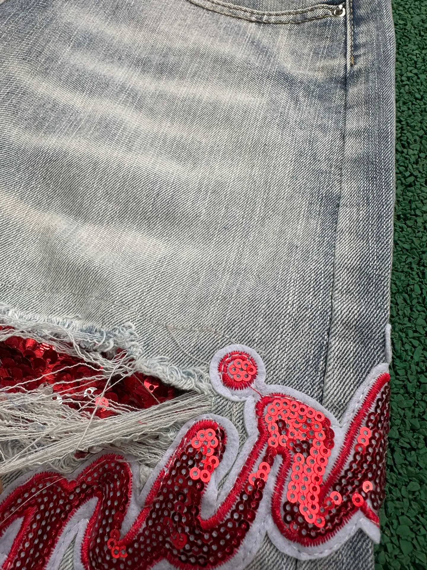 P186 💰 AMIRI patch embroidery jeans trousers AMIRI high street basic ripped tight elastic jeans trousers amiri brand jeans break the production process and cutting of the original jeans, the fabrics are softer and more comfortable Hand-sewn collar label Customized logo buttons Genuine leather tag Color: Picture color Size: 30-32-34-36