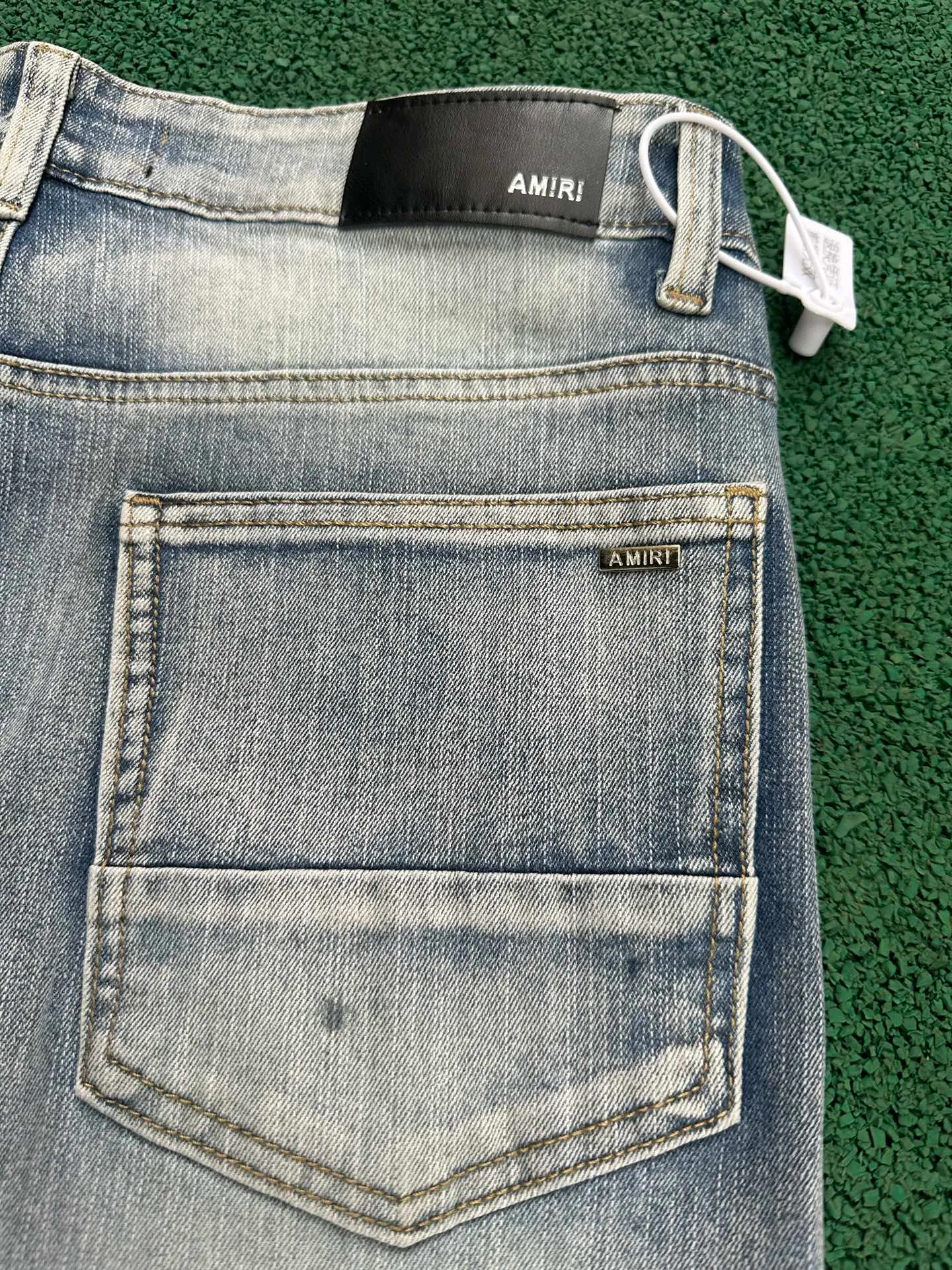 P186 💰 AMIRI patch embroidery jeans trousers AMIRI high street basic ripped tight elastic jeans trousers amiri brand jeans break the production process and cutting of the original jeans, the fabrics are softer and more comfortable Hand-sewn collar label Customized logo buttons Genuine leather tag Color: Picture color Size: 30-32-34-36