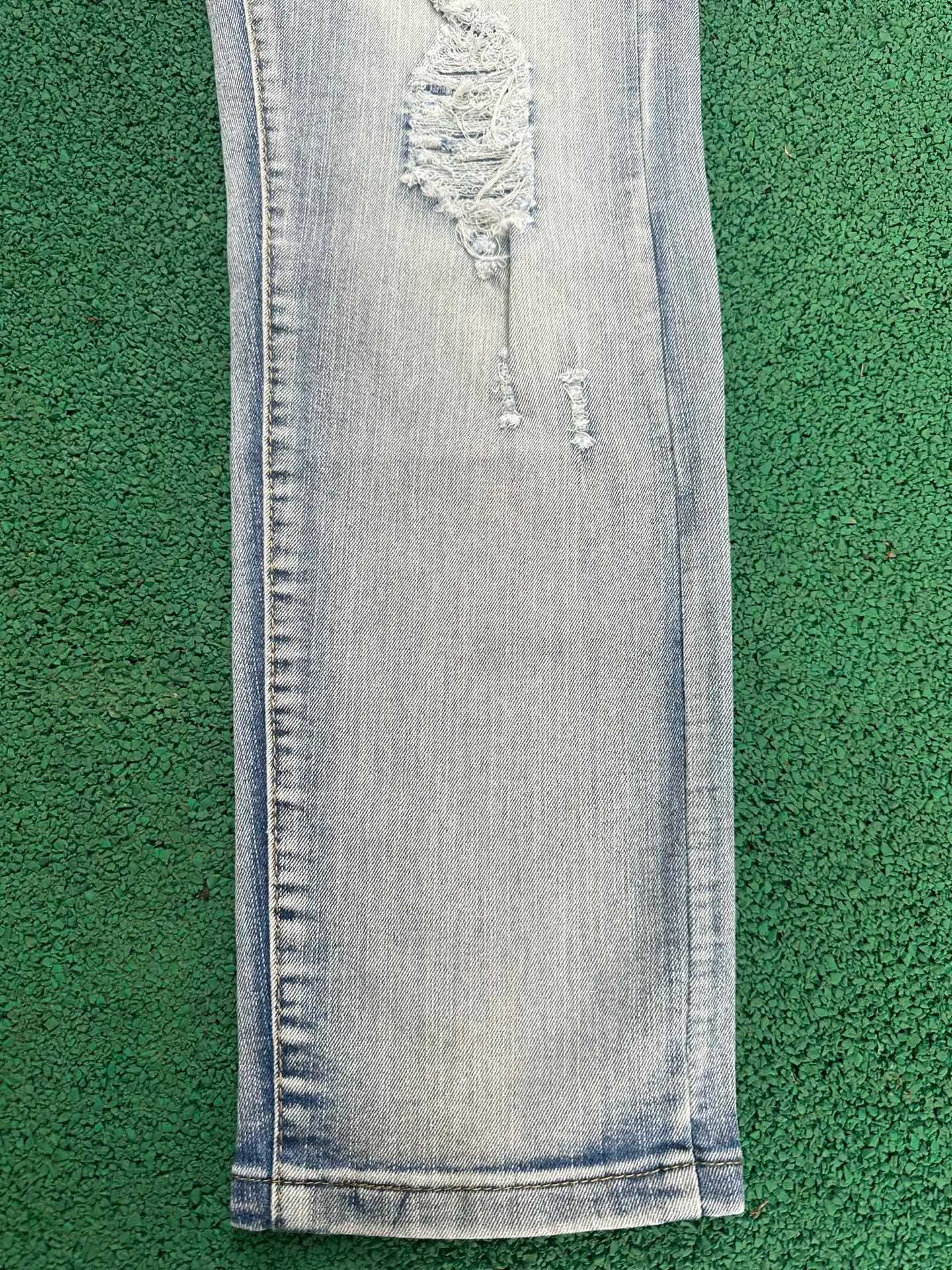 P186 💰 AMIRI patch embroidery jeans trousers AMIRI high street basic ripped tight elastic jeans trousers amiri brand jeans break the production process and cutting of the original jeans, the fabrics are softer and more comfortable Hand-sewn collar label Customized logo buttons Genuine leather tag Color: Picture color Size: 30-32-34-36
