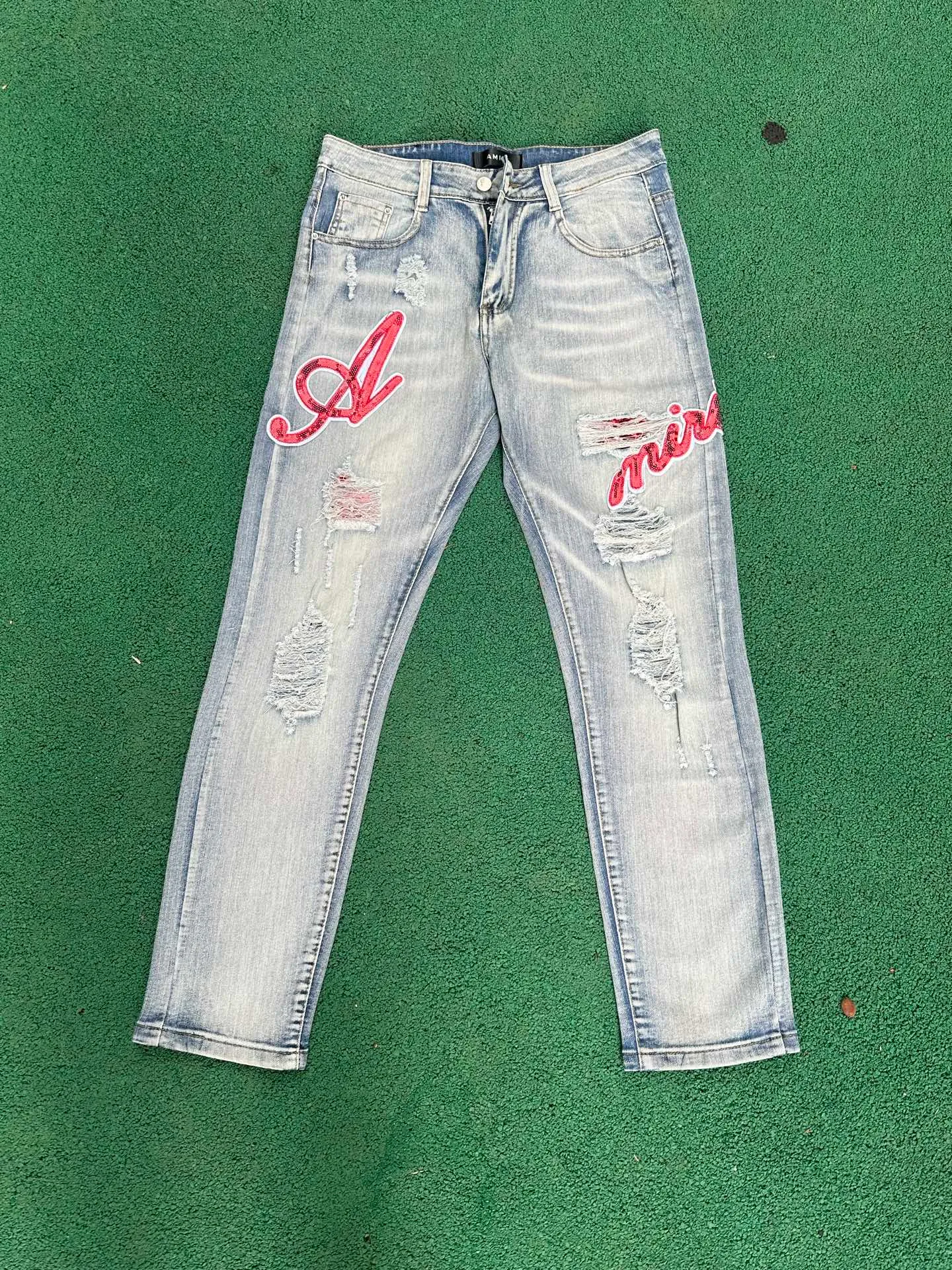 P186 💰 AMIRI patch embroidery jeans trousers AMIRI high street basic ripped tight elastic jeans trousers amiri brand jeans break the production process and cutting of the original jeans, the fabrics are softer and more comfortable Hand-sewn collar label Customized logo buttons Genuine leather tag Color: Picture color Size: 30-32-34-36