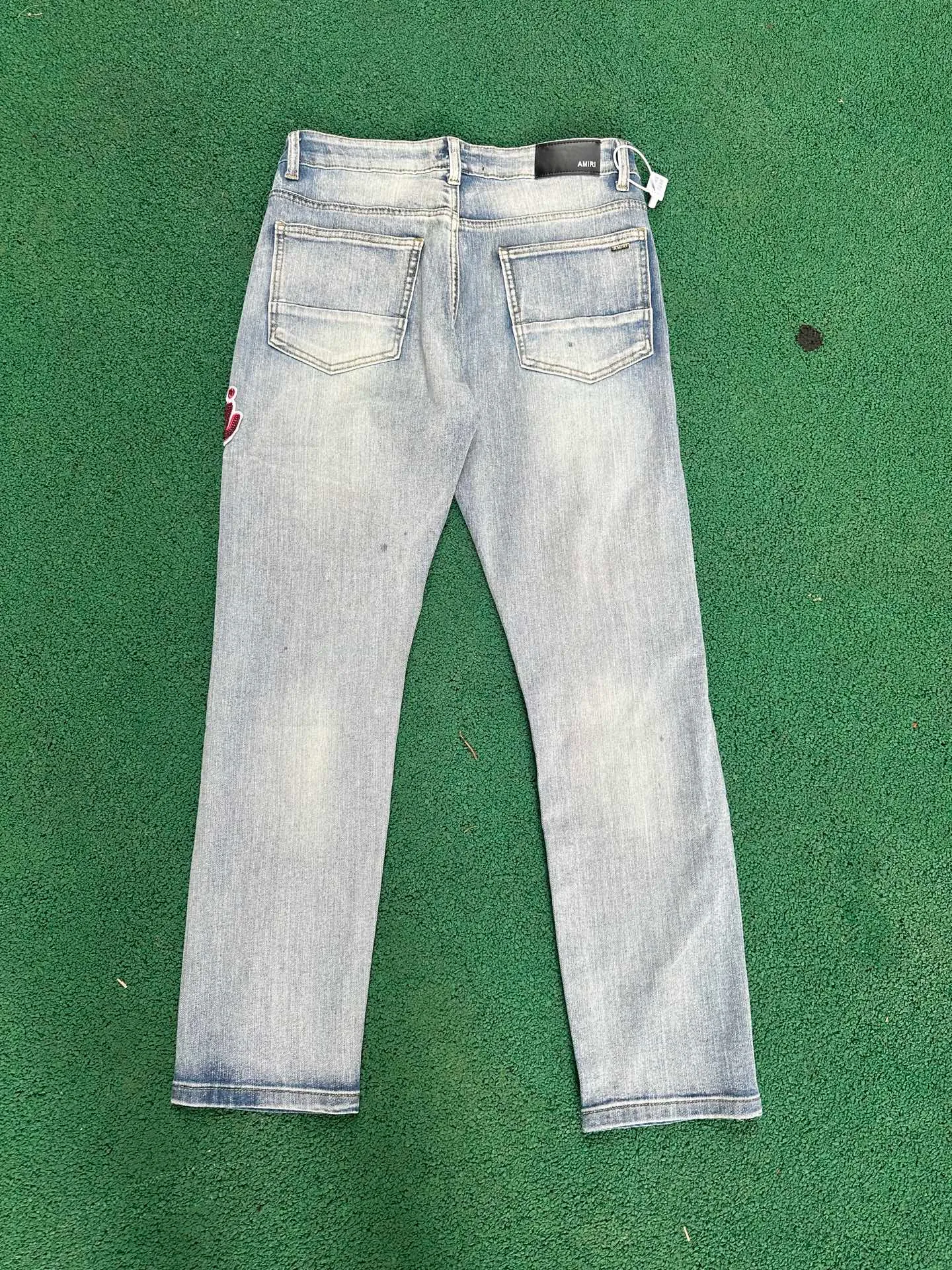 P186 💰 AMIRI patch embroidery jeans trousers AMIRI high street basic ripped tight elastic jeans trousers amiri brand jeans break the production process and cutting of the original jeans, the fabrics are softer and more comfortable Hand-sewn collar label Customized logo buttons Genuine leather tag Color: Picture color Size: 30-32-34-36