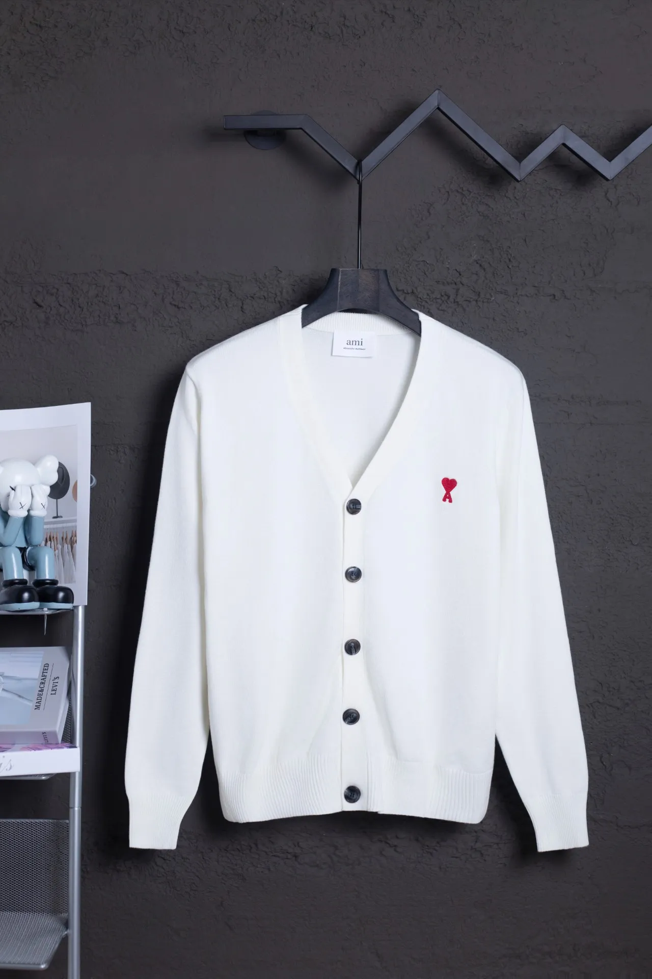 No. P176: MQ803 AMI Classic Little Heart Series Embroidered Cardigan Sweater Highest Version Supports Comparison Color: White, Size: S-XL