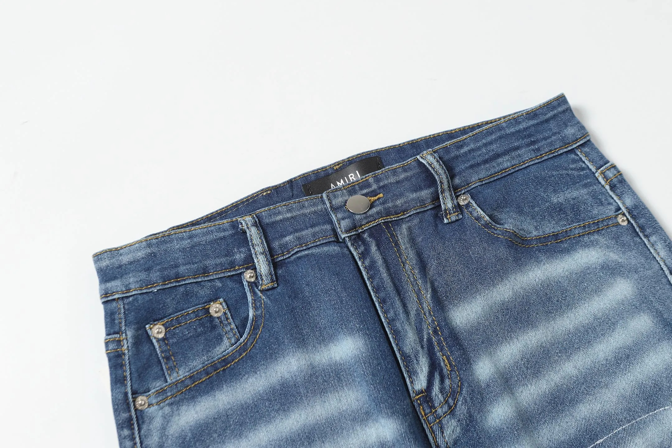 P280 AMIRI 25ss patch embroidery jeans trousers AMIRI high street basic ripped loose casual versatile jeans trousers amiri brand jeans break the production process and cutting of the original jeans, the fabrics are softer and more comfortable Hand-sewn collar label Customized logo buttons Genuine leather tag Color: Picture color Code number: 28-36