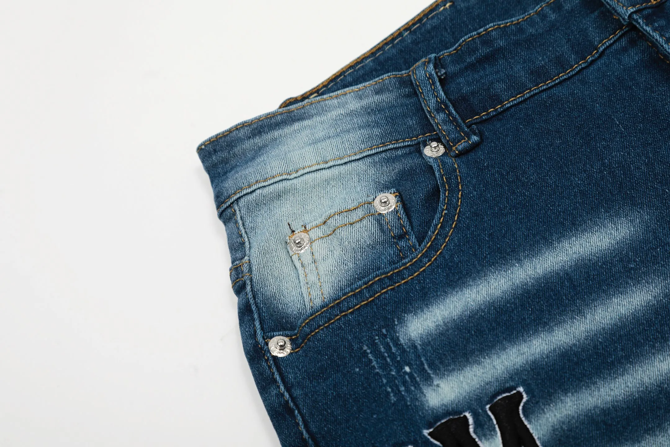 ￼#M05 P168💰 AMIRI splash-ink medal patch embroidered jeans trousers AMIRI high street basic ripped tight stretch jeans trousers Amiriamiri is transliterated as Emil, which is the name of the founder. Mike Amiri, the founder of amiri, grew up in Los Angeles, USA. He was influenced by the local street culture Rock since he was a child, so he founded the amiri brand named after himself. A variety of trendy clothing meets the needs of different trendy players. Amiri clothing has novel and unique styles and is a well-known street brand in the United States. Many of its styles and styles are loved by many street photographers. Various clothing styles meet the needs of different people, show their unique temperament, and show the trend of dressing. amiri's jeans are relatively famous. Not only do they have many styles, but the quality of the jeans is also very good. Many celebrities have also worn amiri brand jeans.  The jeans of the amiri brand break through the production process and cutting of the original jeans. The fabrics are relatively soft and comfortable, and are not as hard as some jeans, which can irritate the skin and cause the skin to bleed when worn. Los Angeles trendy brand Amiri's jeans are made with great detail from tailoring to texture, adding wrinkles, bullet holes, damage and other details to add to the trendiness of the jeans. You can choose the style that suits you according to your own needs. Only when you wear a suitable style can you have a certain sense of fashion.  In recent years, high street has become a word that appears more and more frequently in men's clothing. High street style has also become an important direction for everyone's matching. High street related items are basically inseparable from oversize or off-shoulder tops. The lower body is matched with trackpants or tight-fitting denim. In my opinion, the most representative one is perhaps annihilation. Color; picture color Size: 30-32-34-36